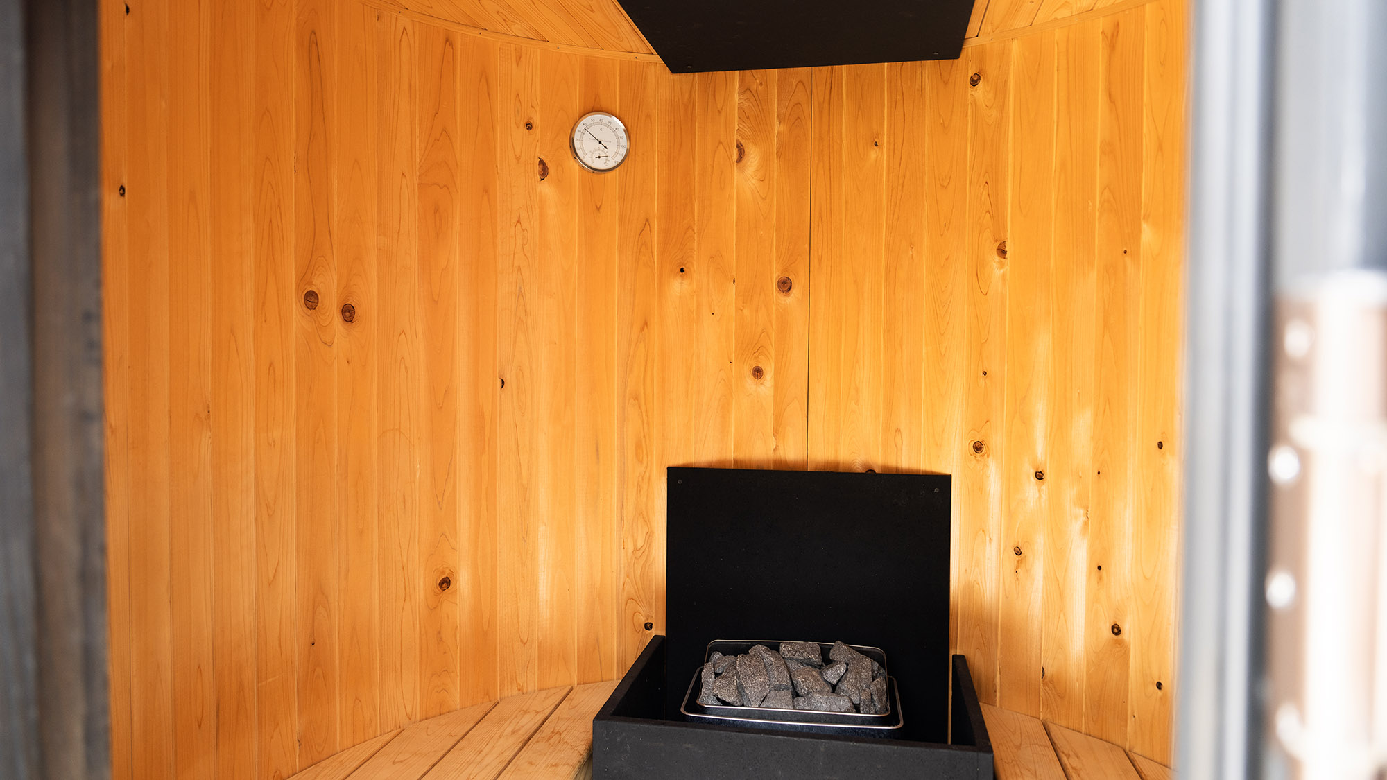 ・【B棟】国産のバレルサウナ。檜の香りに包まれながらサウナをお楽しみいただけます