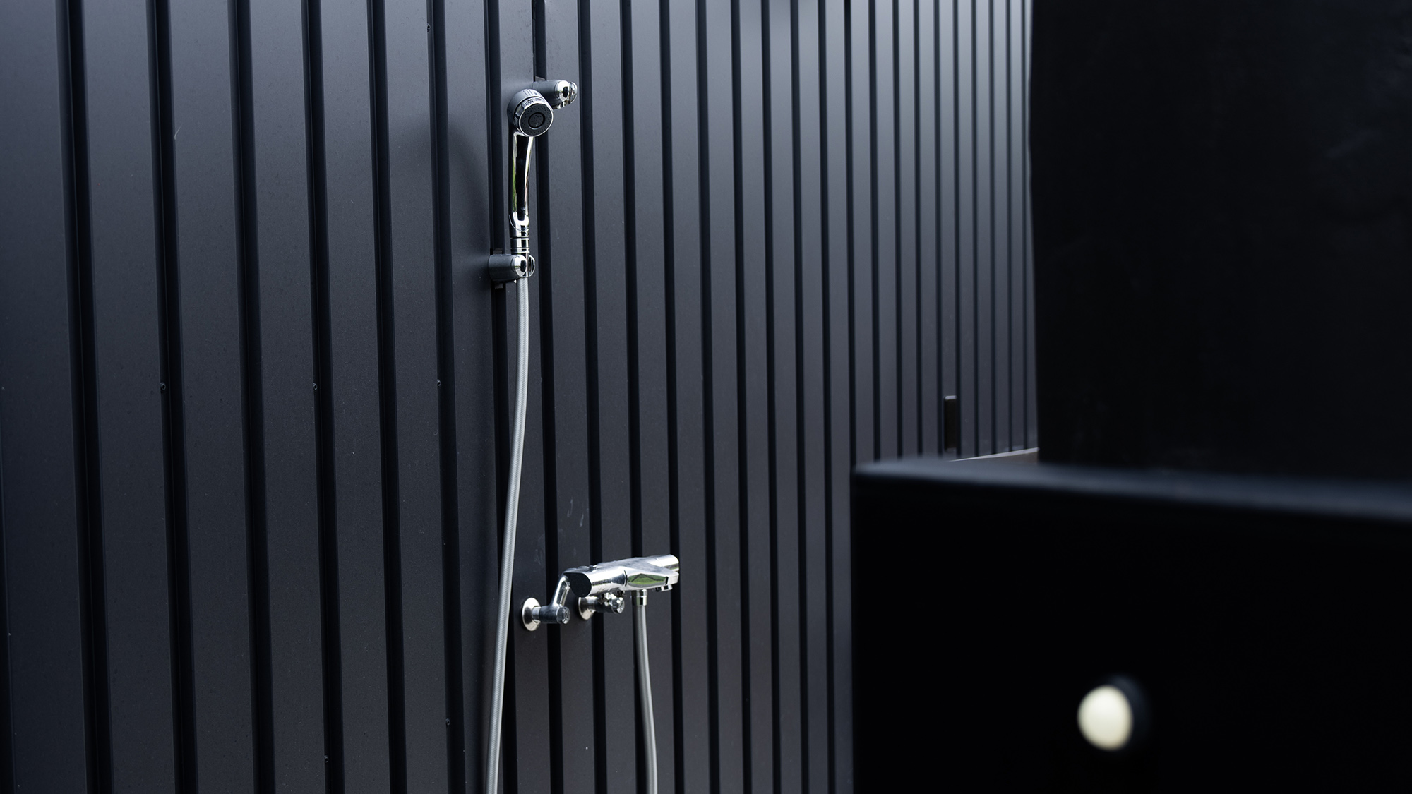 ・【B棟】屋外にもシャワーを完備。サウナや温泉を堪能した後にご利用ください