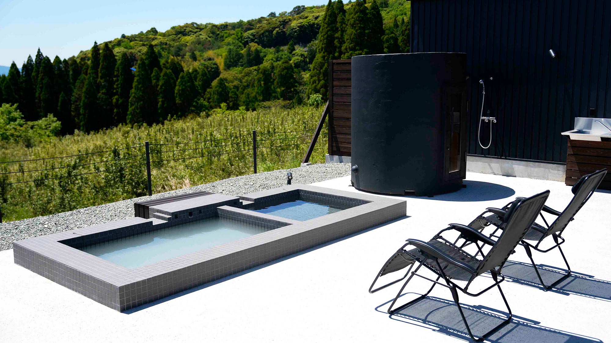 ・【B棟】バロウバレルサウナ、温泉、水風呂でととのう休日を　サンチェアで外気浴も楽しめます