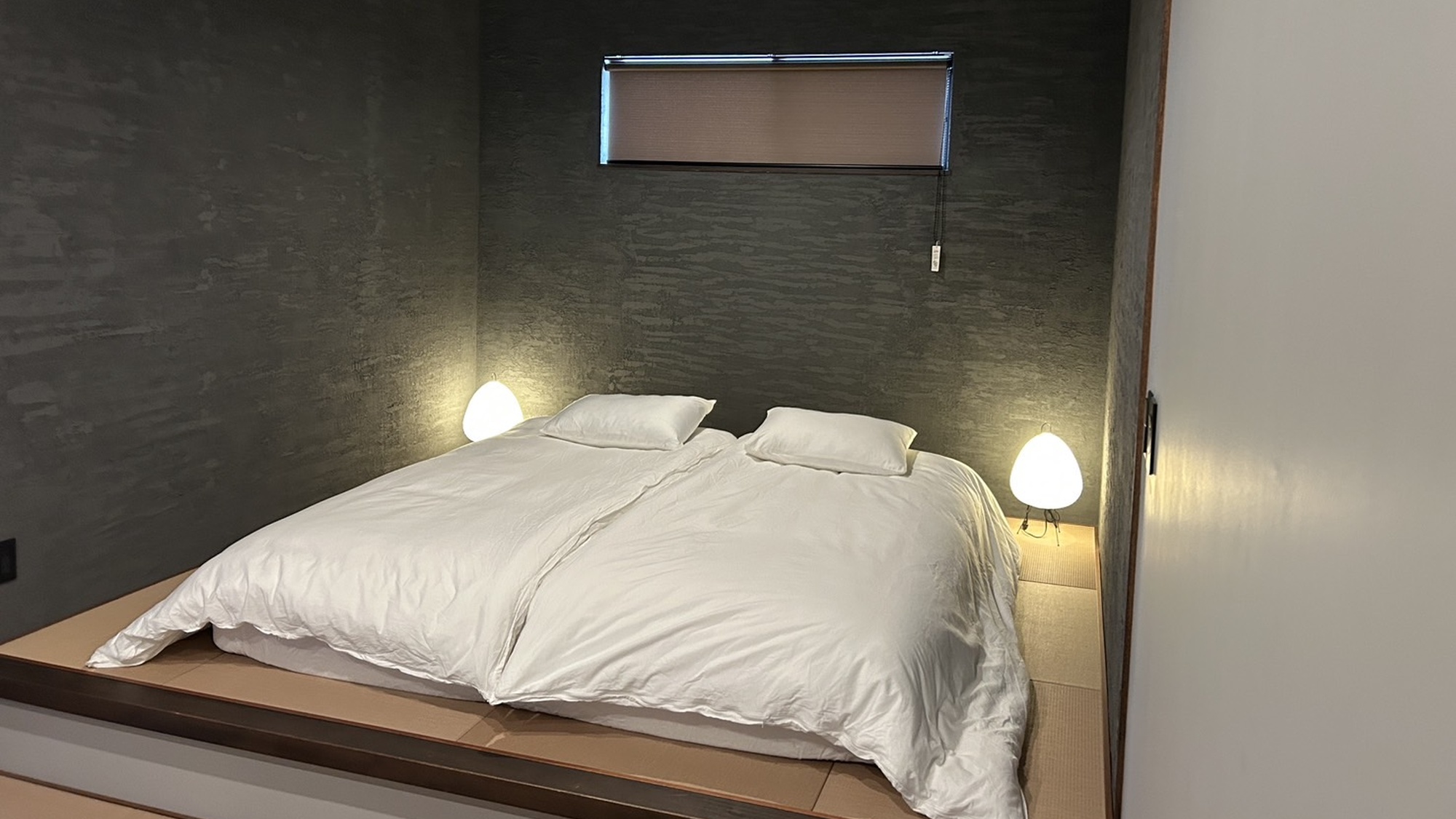 ・【C棟】広々としたベッドでゆったりとお休みいただけます