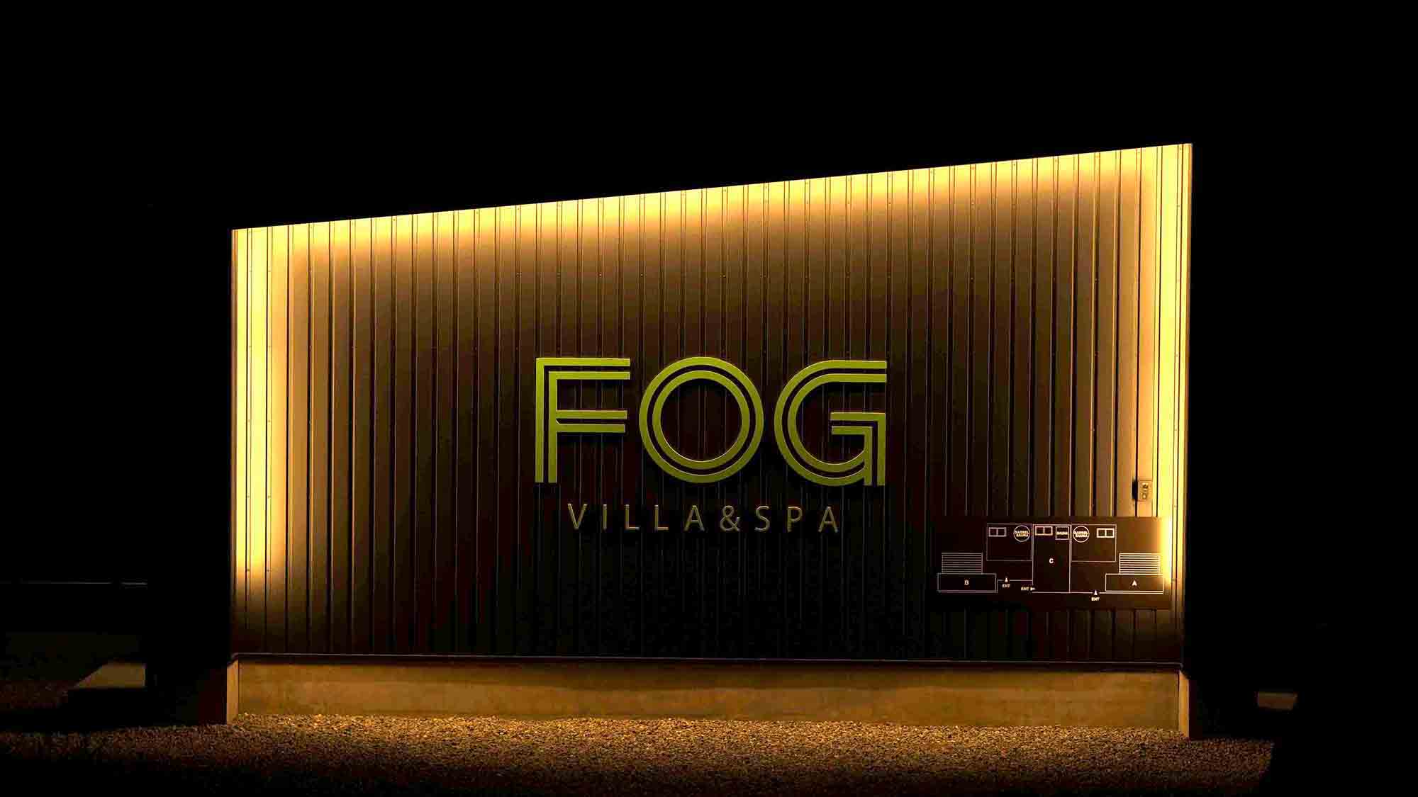 ・【外観】夜になるとムーディーに間接照明で建物が照らされ昼間とは違う表情を見せます