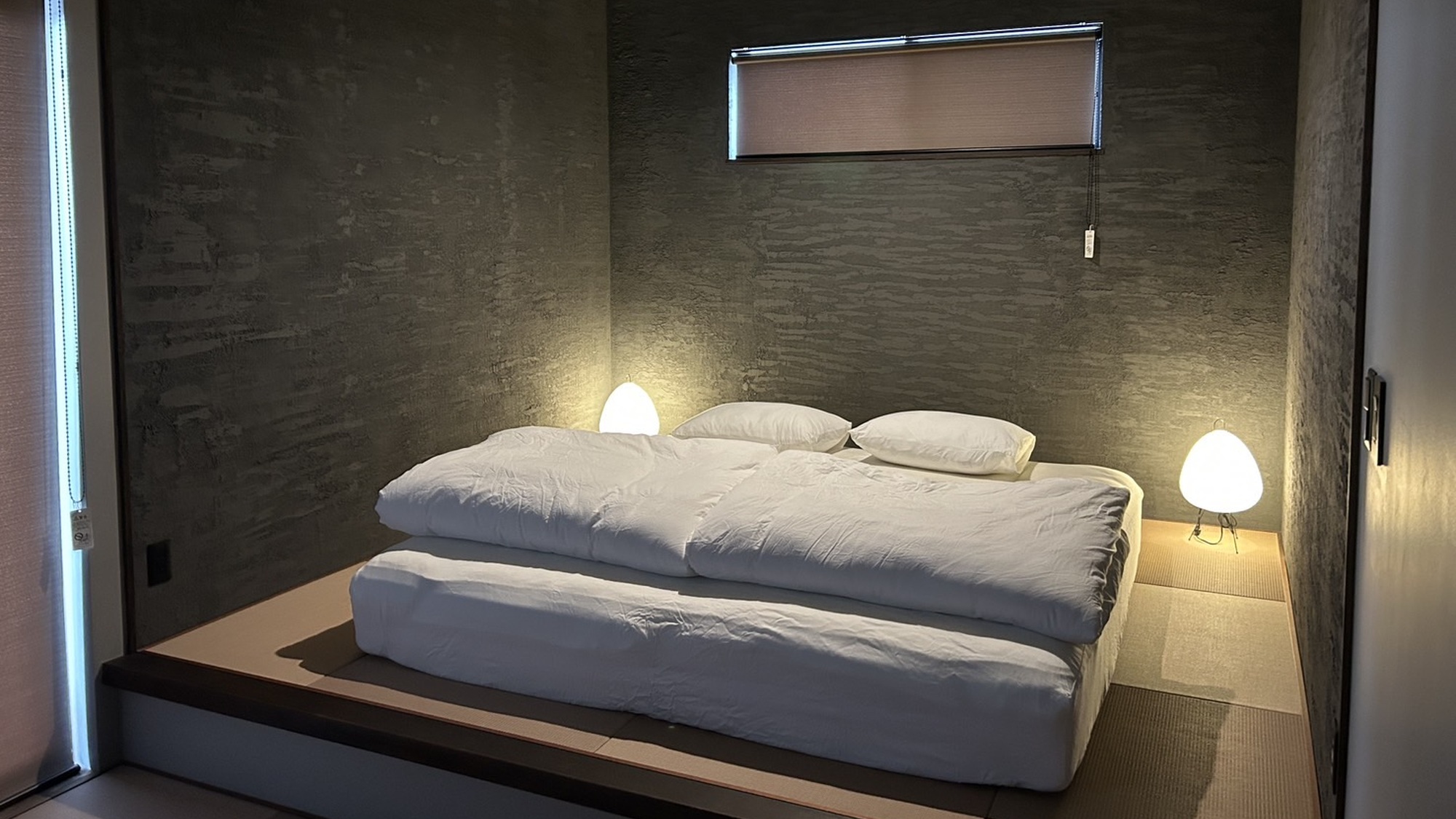 ・【C棟】贅沢なキング仕様のベッドでおくつろぎください