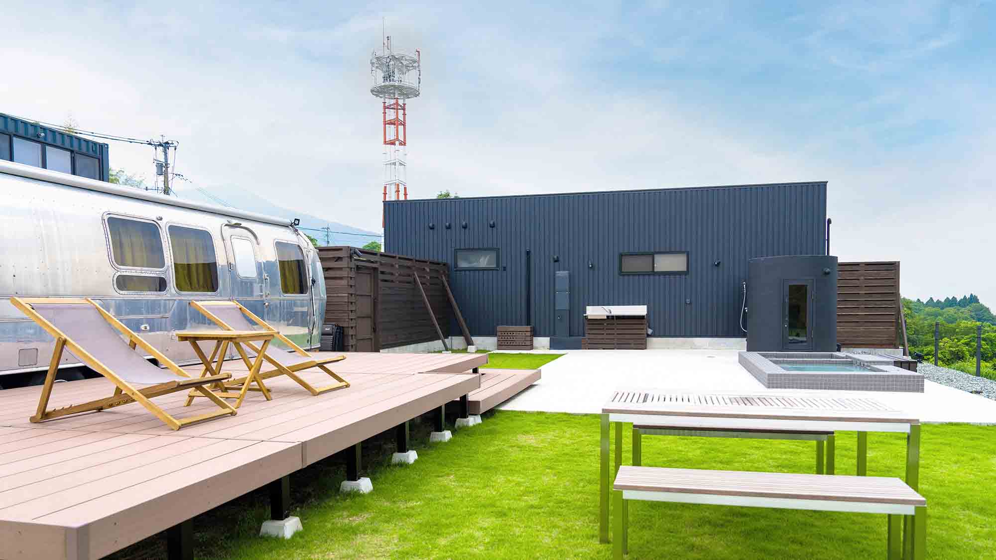 ・【A棟】アウトドアリビングとしても使えるウッドデッキ　バロウバレルも専用庭にございます