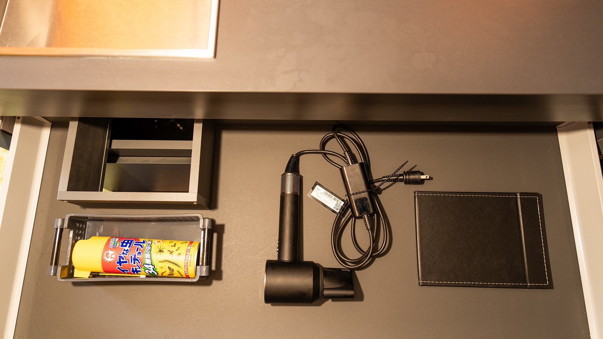 ・【B棟】ドライヤー、虫よけスプレーを完備。温泉に入った後やお仕度の時も安心！