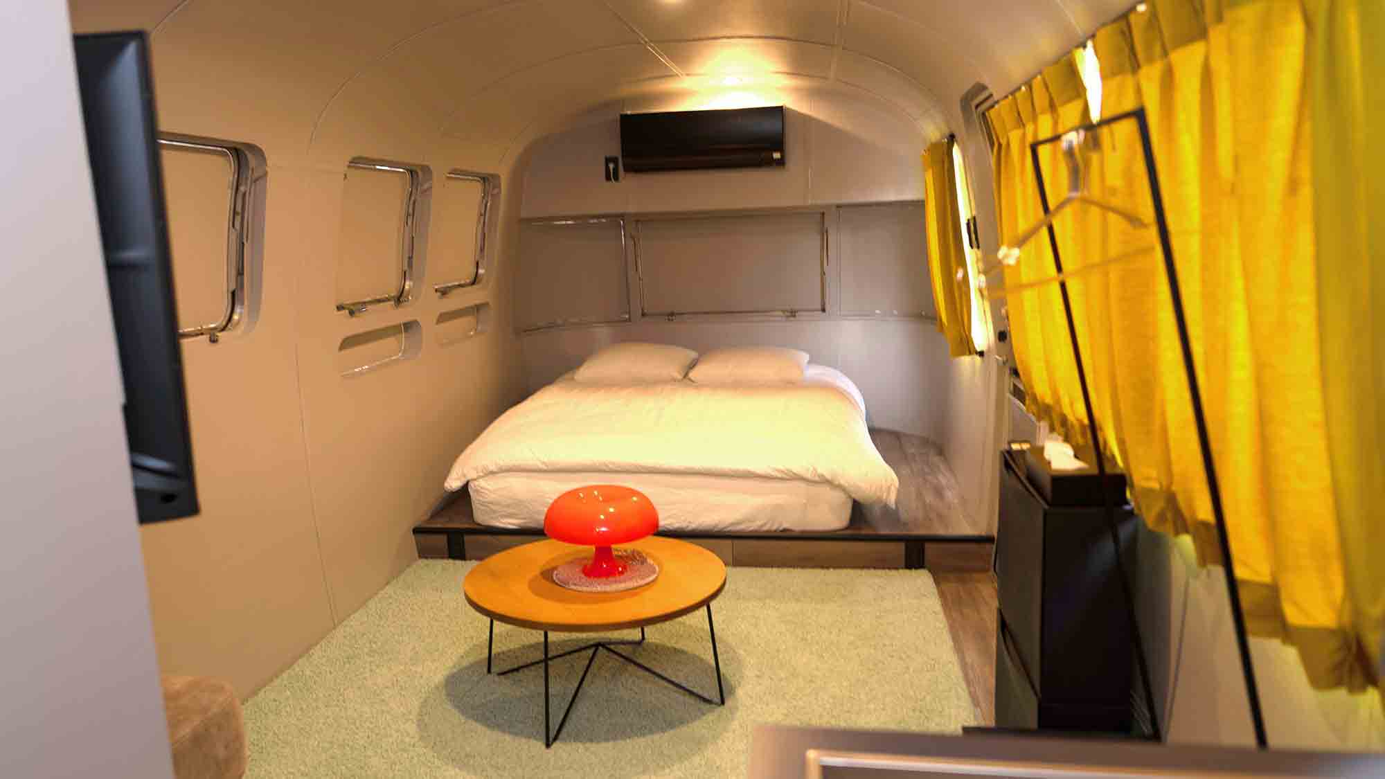 ・【A棟】トレーラーハウスの中にはエアコンやテレビも完備　日常のような非日常をお楽しみいただけます