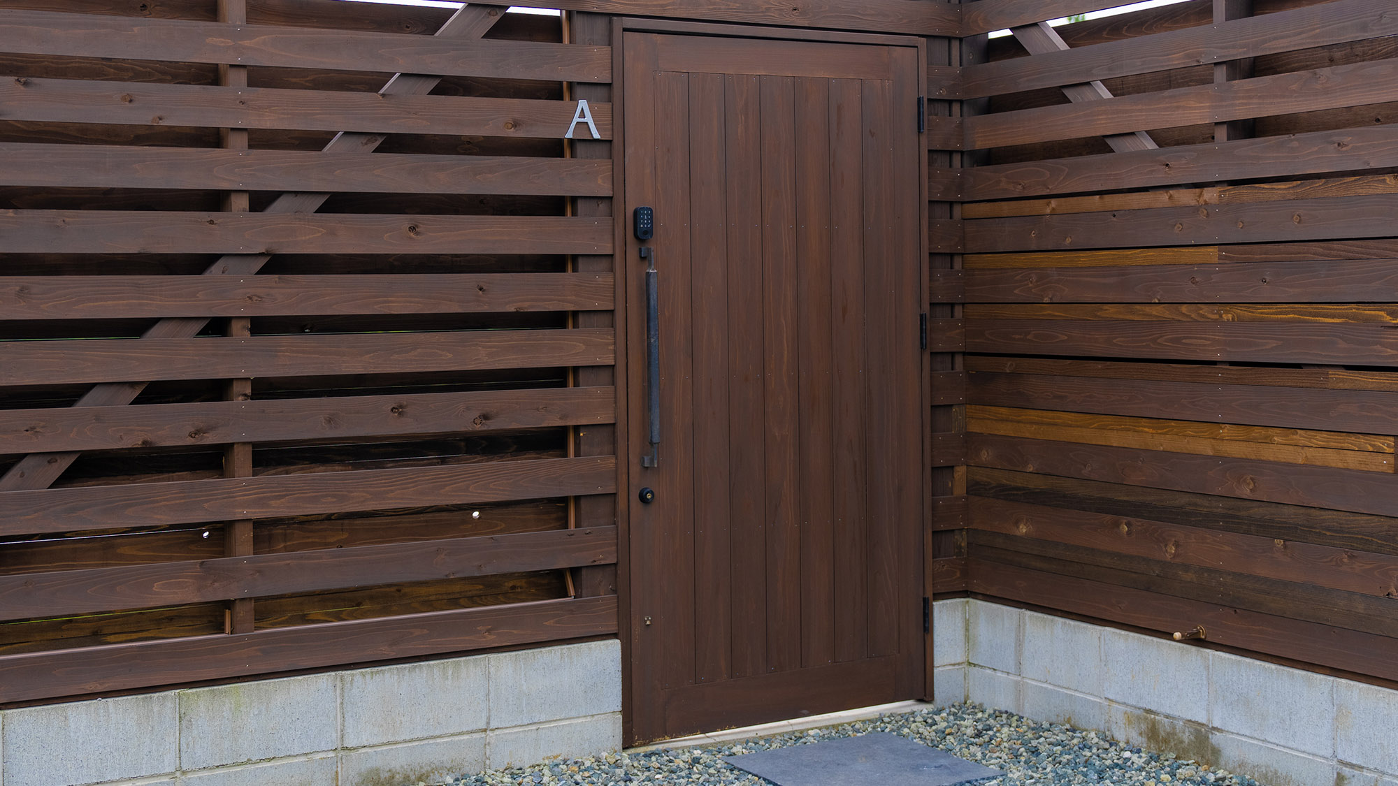 ・【A棟】最大4名様まで滞在可能なトレーラーハウスタイプの宿泊棟。専用庭、温泉、ドックランも完備