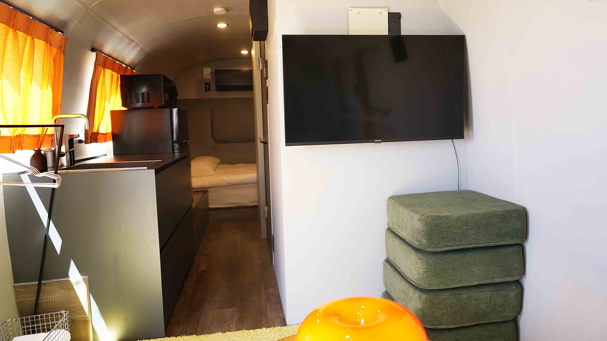 ・【A棟】トレーラー内はコンパクトながらもテレビを完備。お気に入りの番組を滞在先でもご覧いただけます