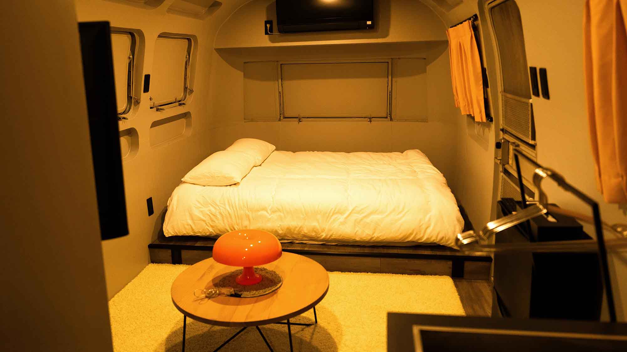 ・【B棟】ムーディーな印象のトレーラーハウス　おやすみ前のひとときをゆったりとお過ごしください