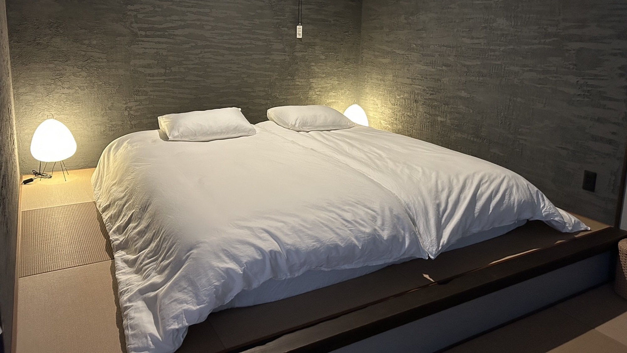 ・【C棟】キングサイズ仕様のシングルベッドが２台ございます