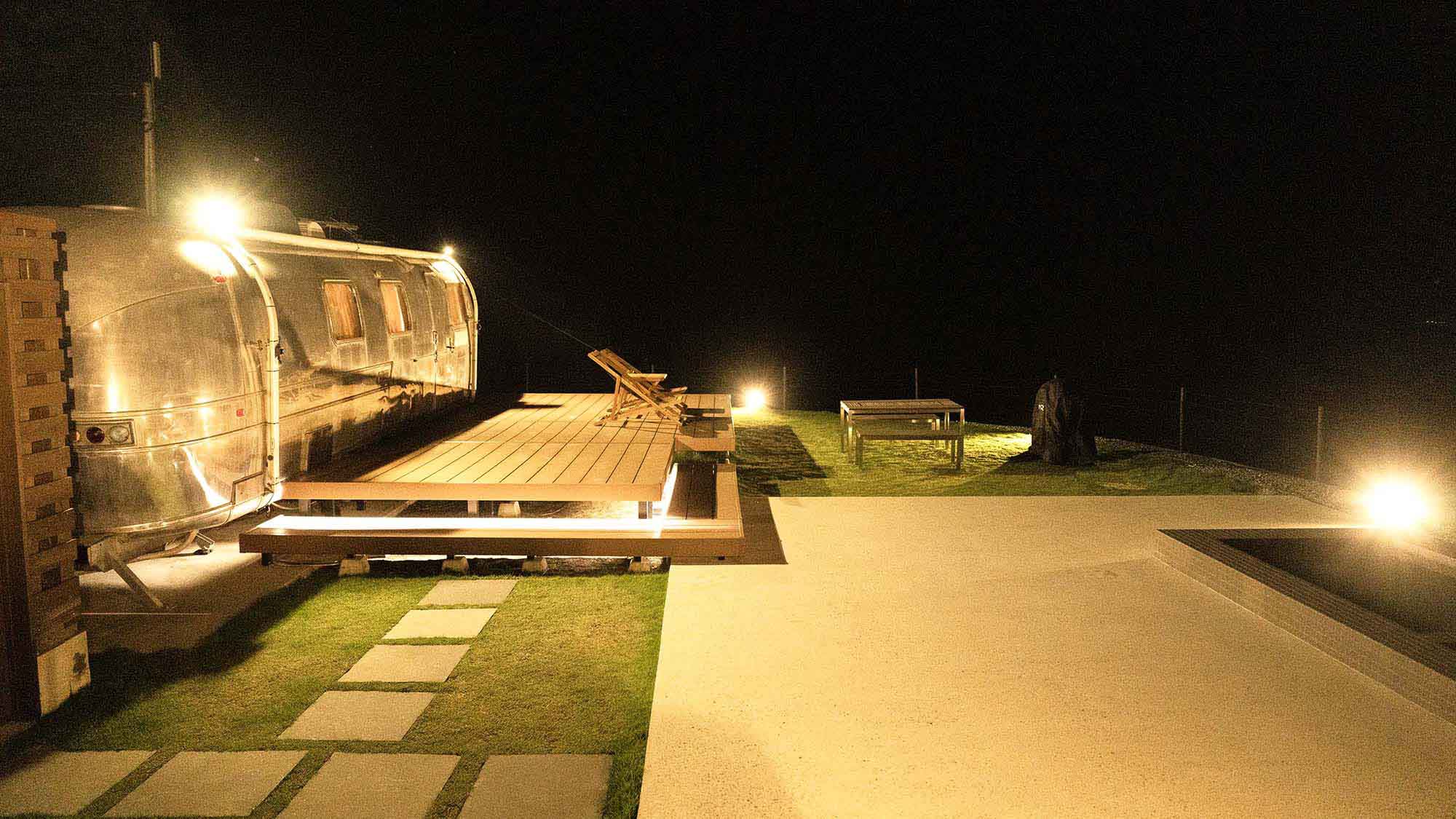 ・【B棟】昼とは印象を変える夜のアウトドアリビング　宿泊しないとわからない星空をお楽しみください