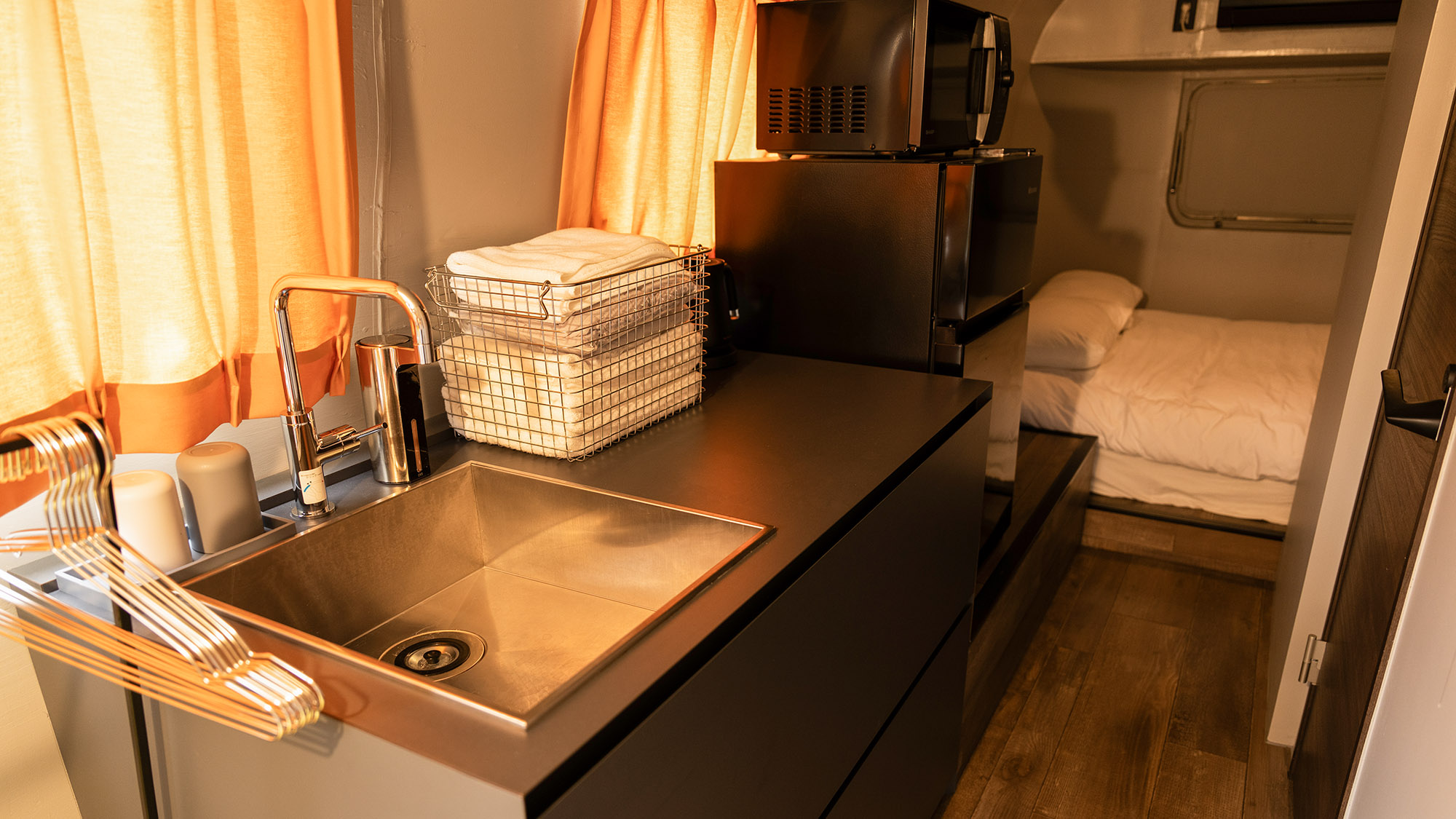 ・【B棟】3つの宿泊棟全てに冷蔵庫、レンジを完備。いつでも温かいお食事や冷たいお飲み物がいただけます