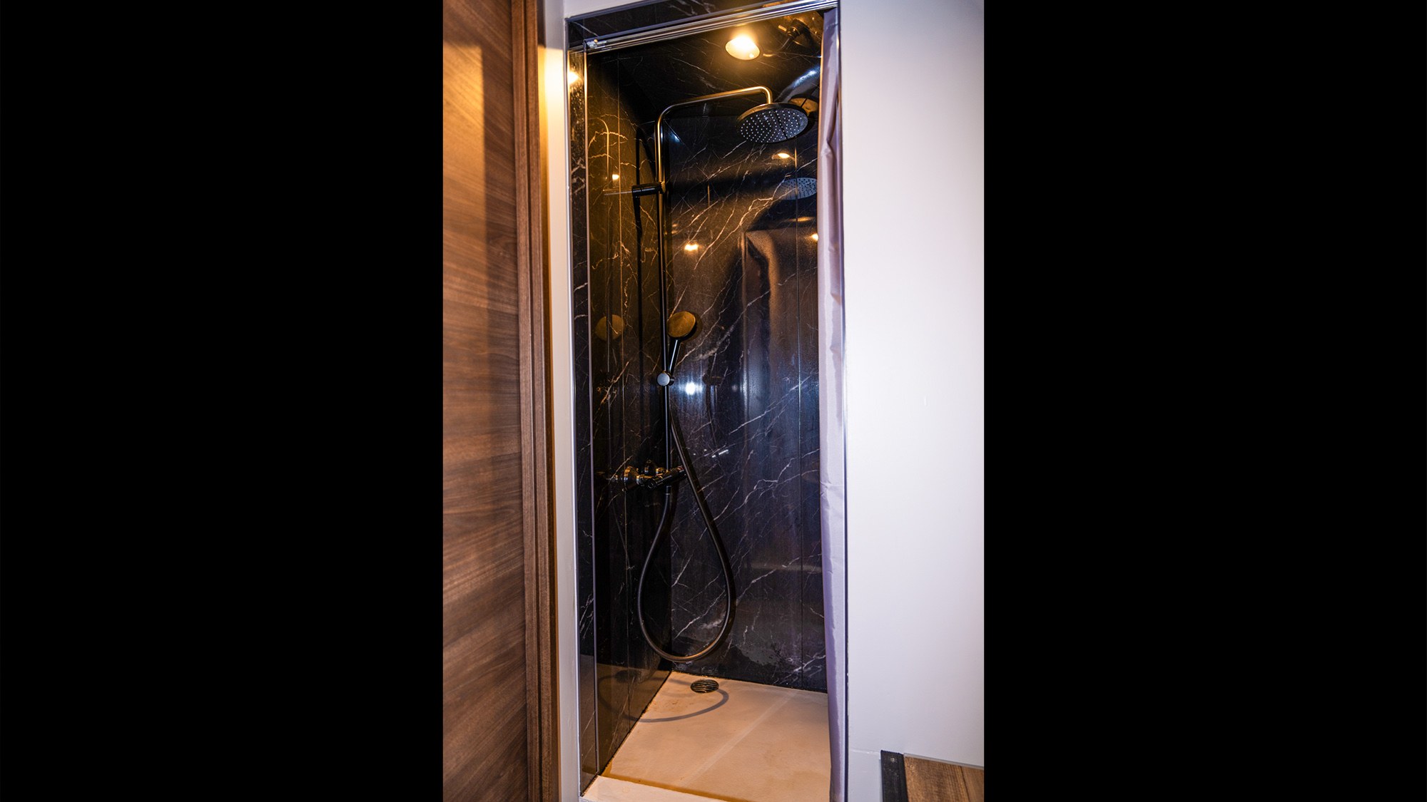 ・【A棟】シンプルで使いやすい屋内シャワールーム。シャンプー、コンディショナー、ボディーソープ完備