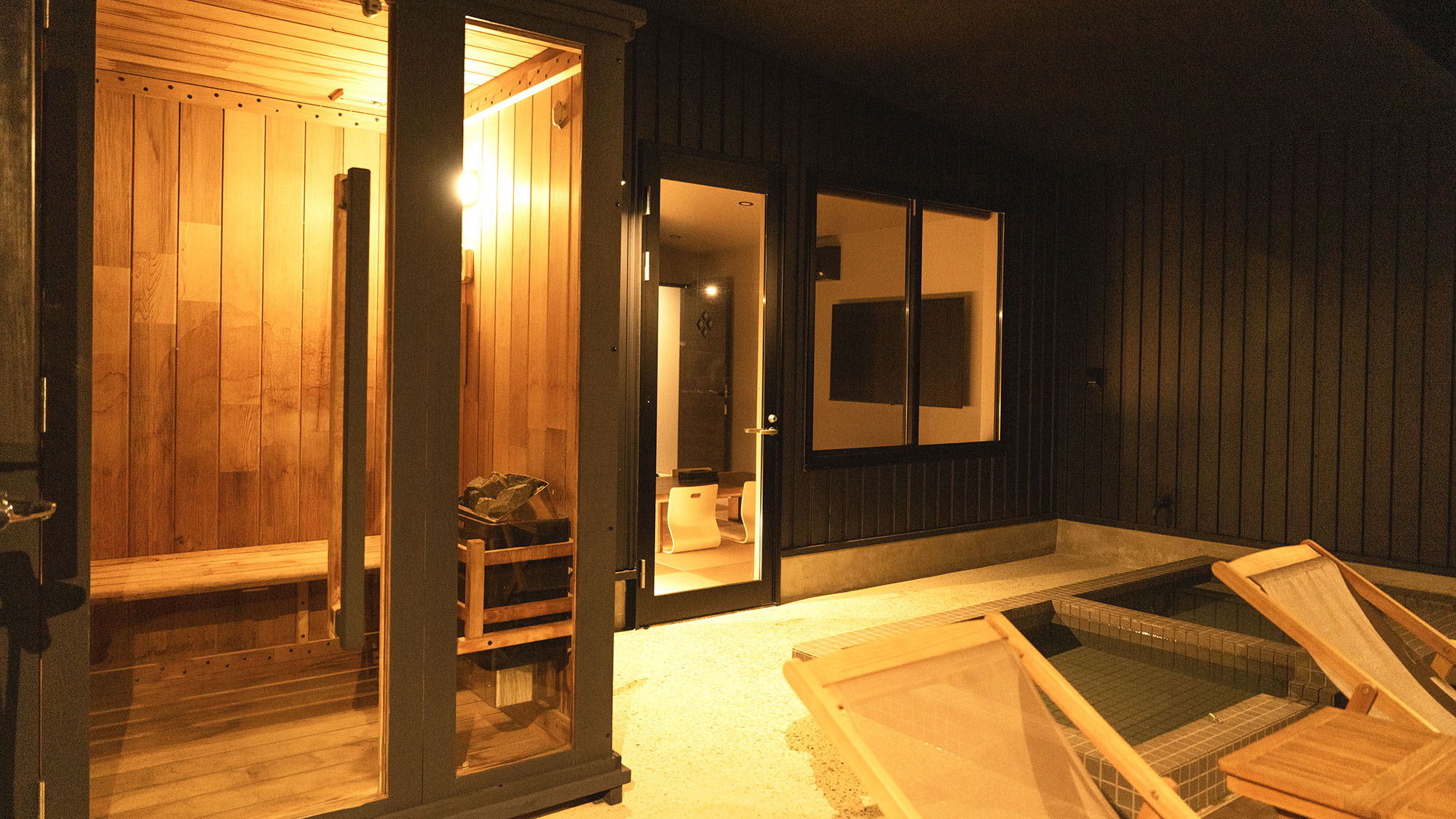 ・【C棟】ガラス張りのサウナは外の様子を眺めながら体の中からしっかりと温まっていただけます