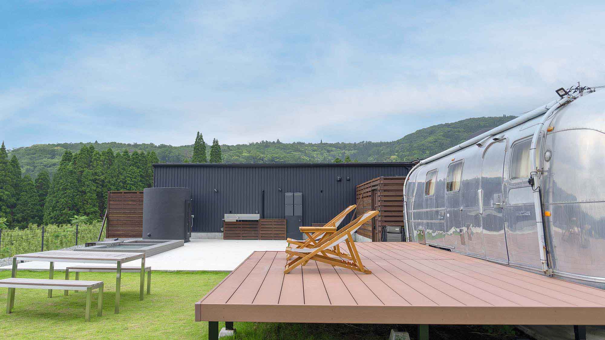 ・【B棟】アウトドアリビングとしても使えるウッドデッキ　バロウバレルサウナも専用庭にございます