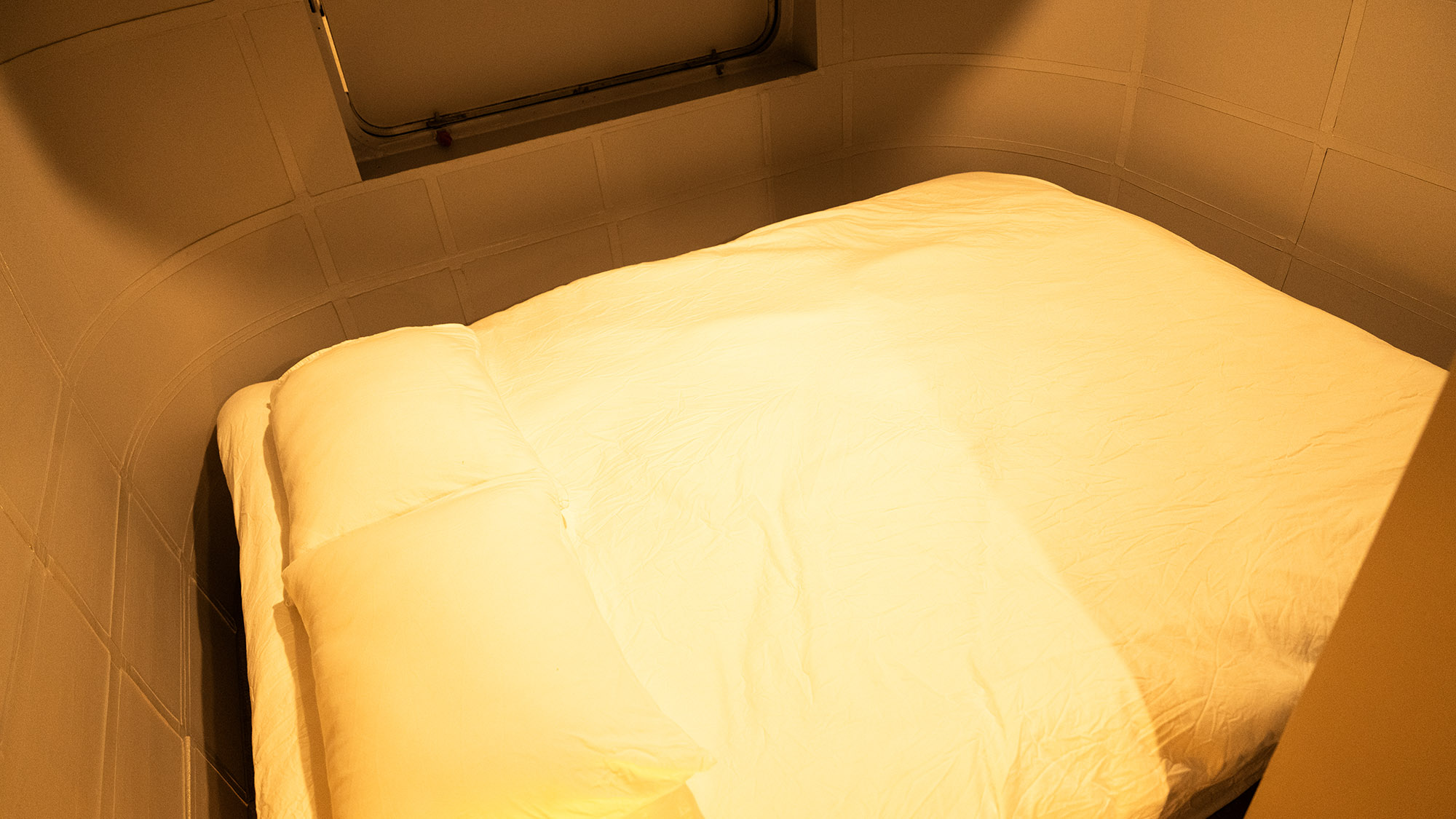 ・【A棟】ダブルベッド1台、ワイドダブルベッド1台を完備。最大4名様まで滞在可能です