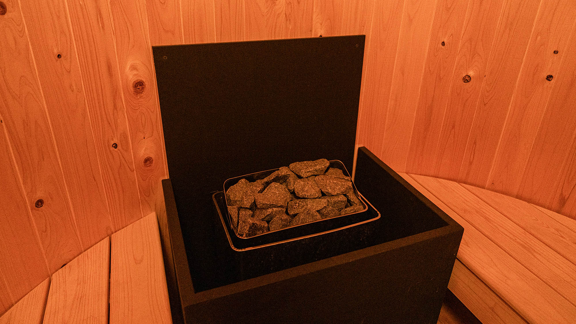 ・【A棟】国産のバレルサウナ。檜の香りに包まれながらサウナをお楽しみいただけます