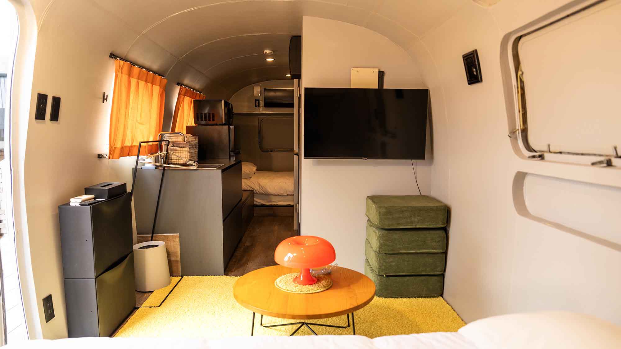 ・【B棟】トレーラーハウスの中にはエアコンやテレビも完備　日常のような非日常をお楽しみいただけます