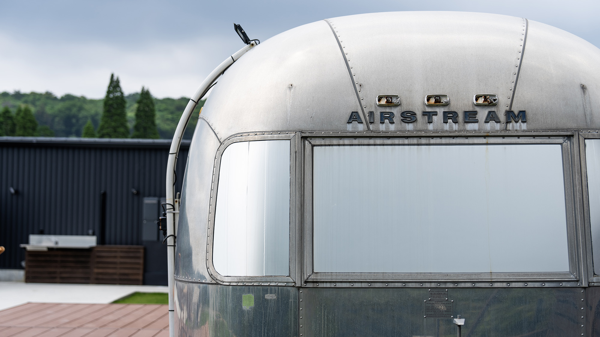 ・【B棟】特徴的な銀色の流線型デザインのエアストリーム。グランピングにピッタリです