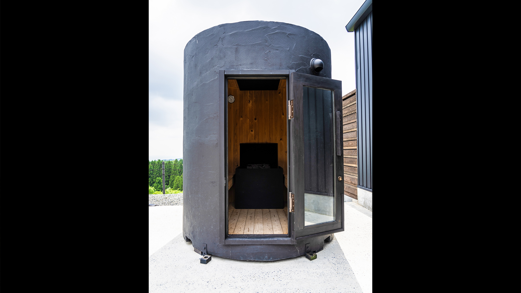 ・【B棟】3つの宿泊棟全てにサウナを完備。水風呂もございますので極上のサウナタイムを満喫