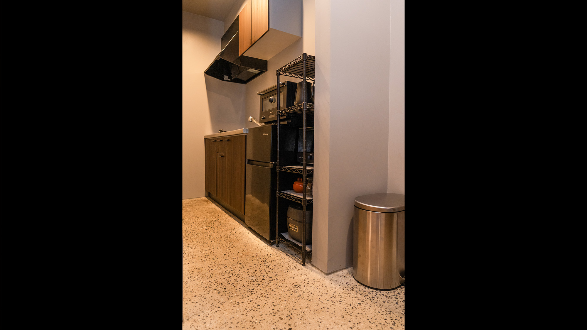 ・【C棟】炊飯器と調理器具を完備。自炊派の方も満足いただけるキッチンです