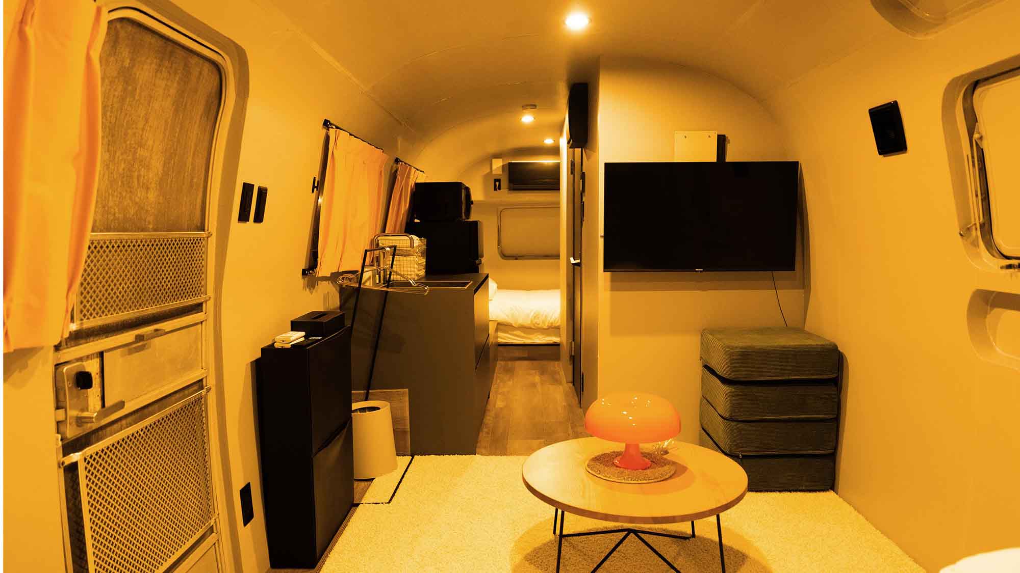 ・【B棟】中央に水回りを設置しベッドをトレーラー両端に設置。グループでのご利用にもピッタリ