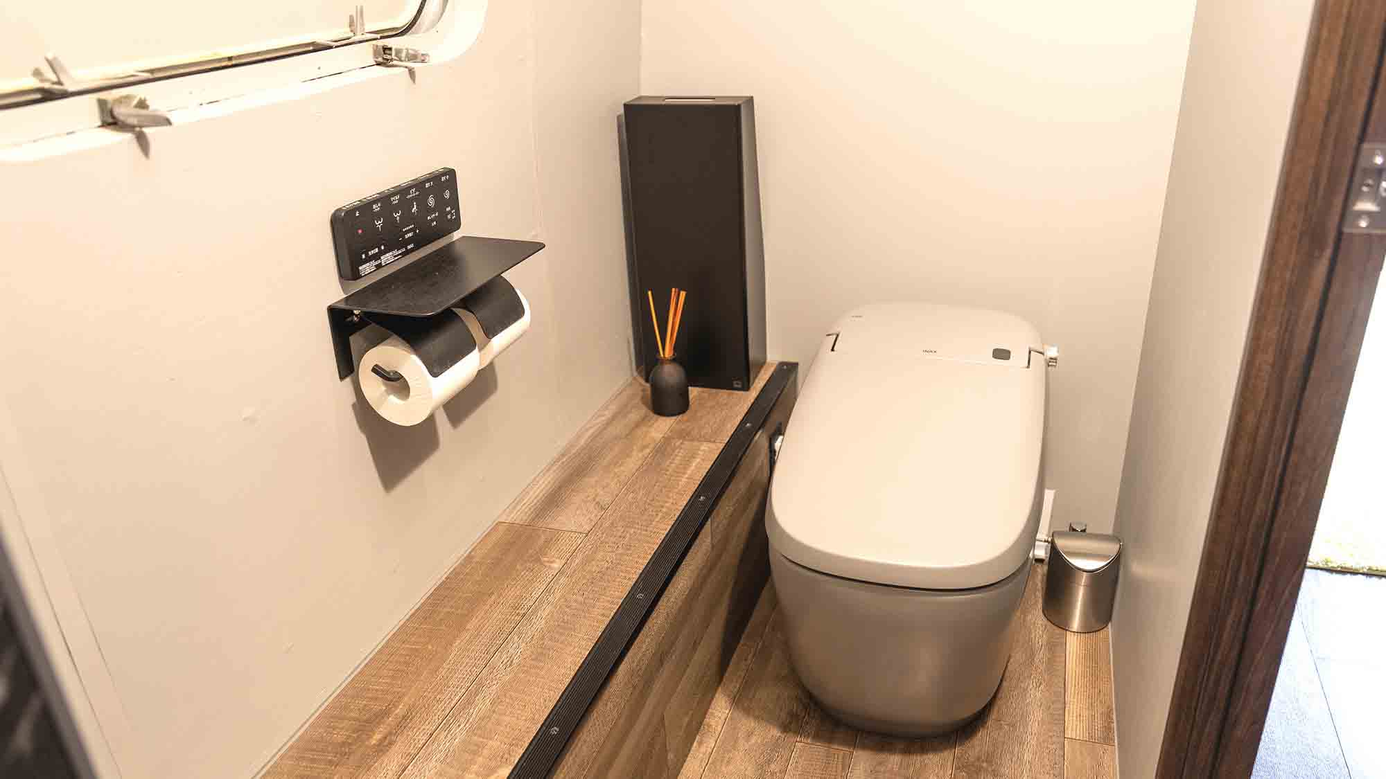 ・【B棟】トレーラーハウス内に温水洗浄機能付きトイレを完備しております