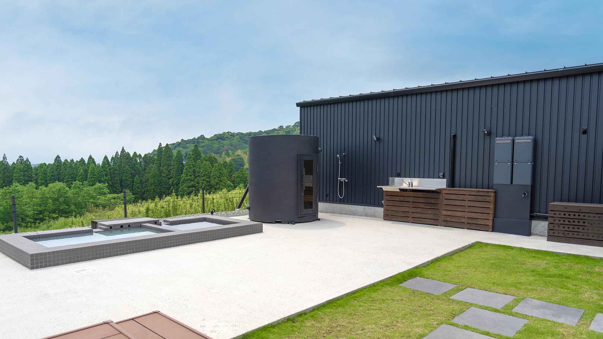 ・【B棟】バレルサウナの隣には霧島の自然を眺められる温泉と水風呂が　極上のととのいをご体感ください