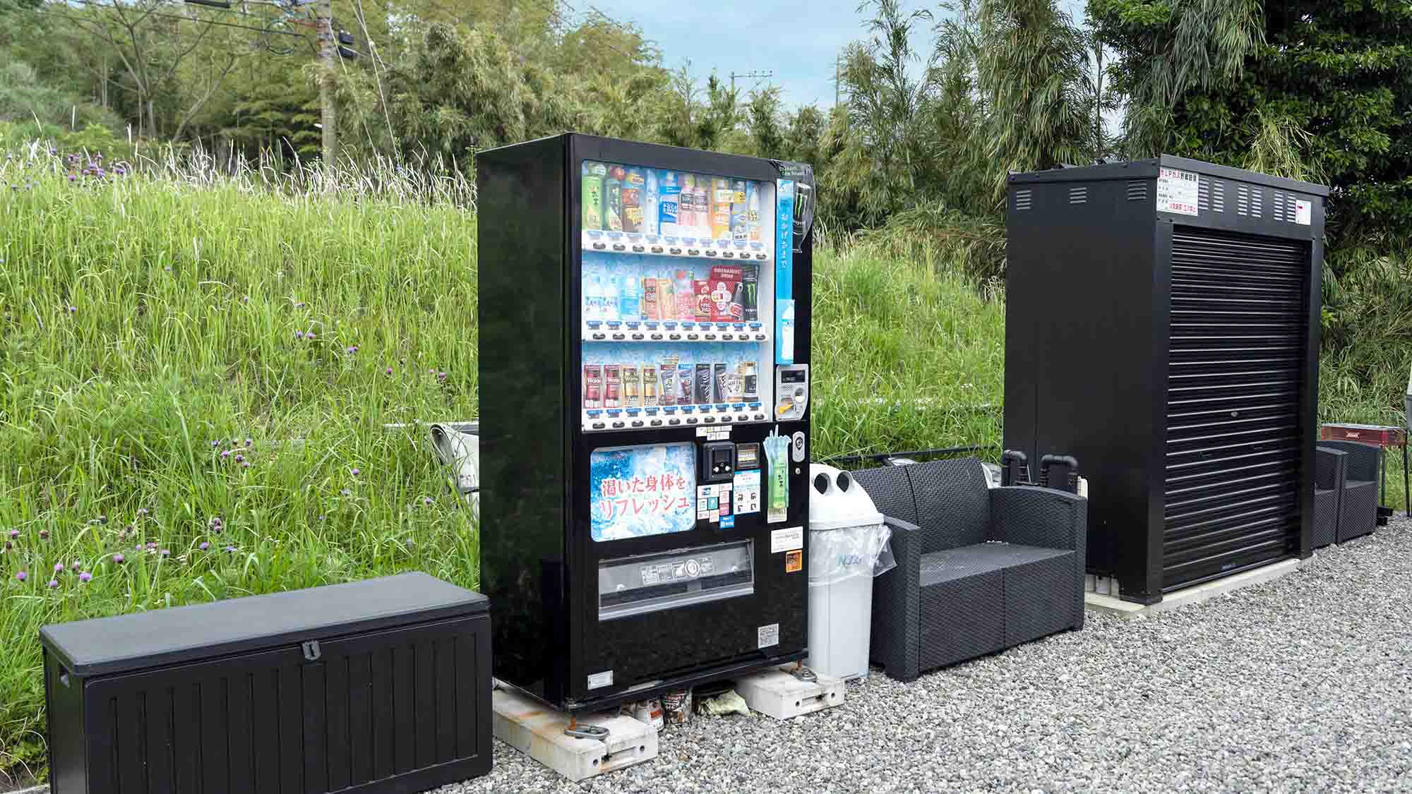 ・【共有部】屋外共有部には自販機（各種決済対応）を設置しております