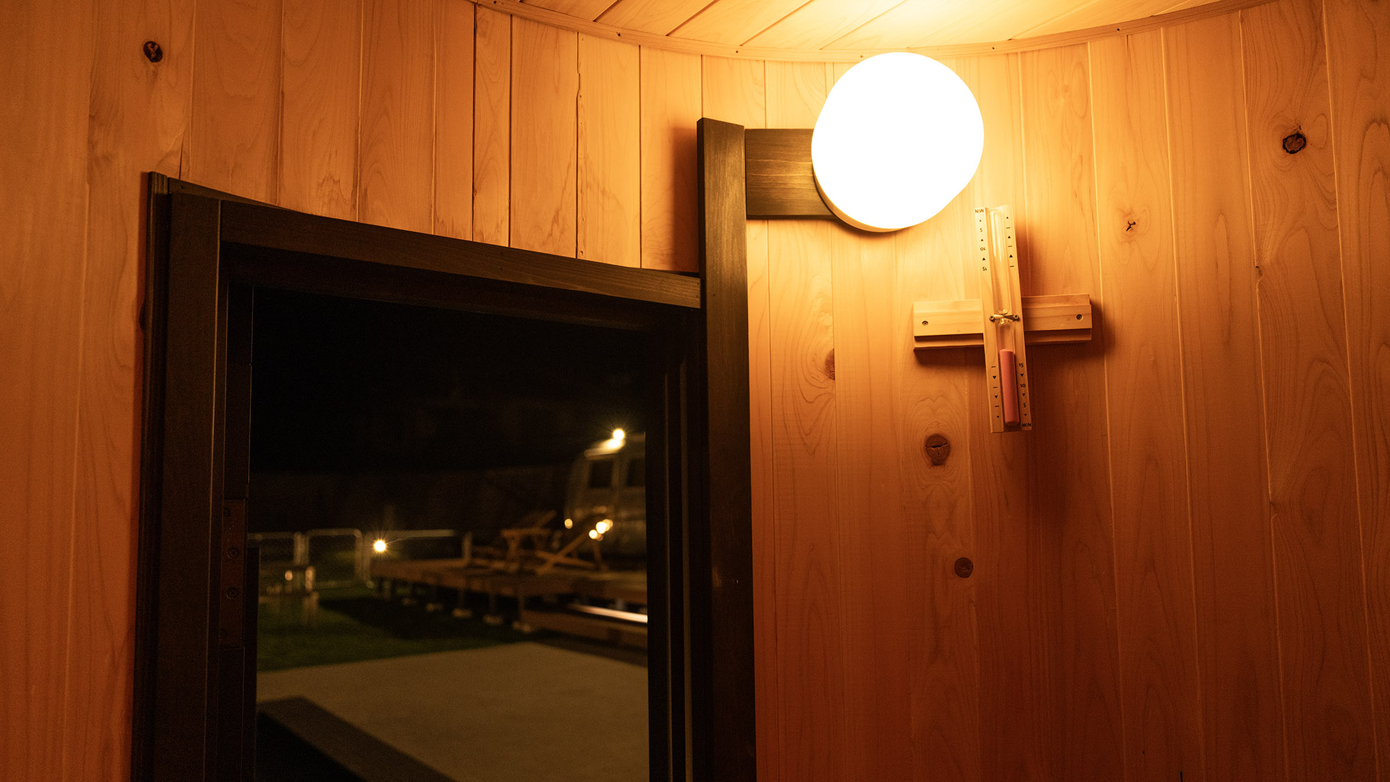 ・【A棟】サウナ室内に砂時計を完備。自分の好きな時間を計りながらお楽しみいただけます