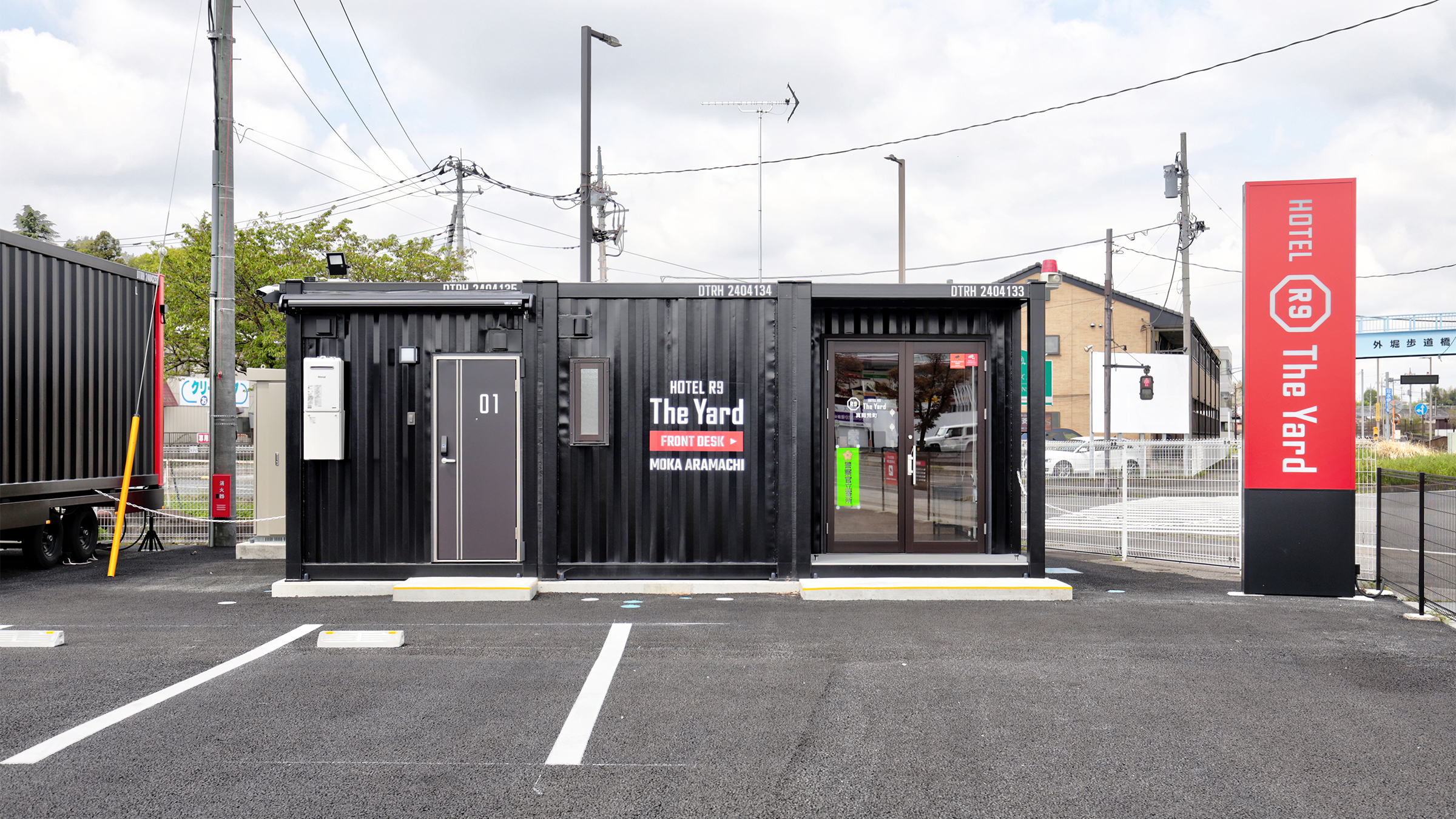 受付、ホットドリンク＆軽食（冷食食品）受け取りコーナー、アメニティーコーナーを完備。まずはこちらにお立ち寄りください！