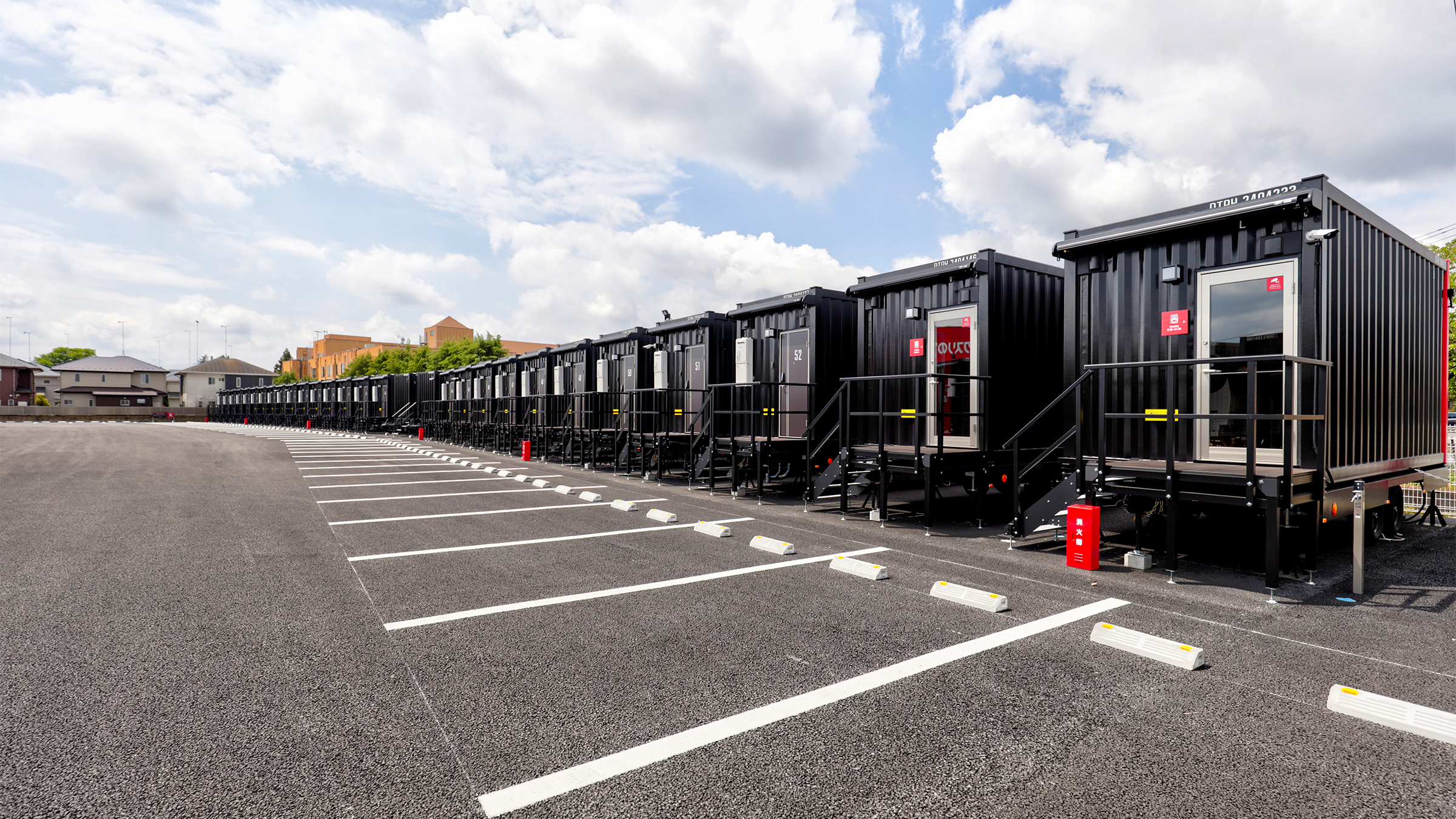 夜でも明るく安心！防犯カメラを複数設置しセキュリティ対策もバッチリ！日差しや雨を遮るオーニングを完備。