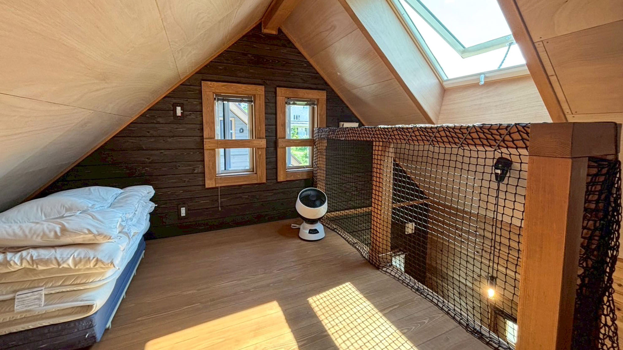 ・【2階】自然光が差し込む明るい空間。サーキュレーター完備で快適に滞在していただけます