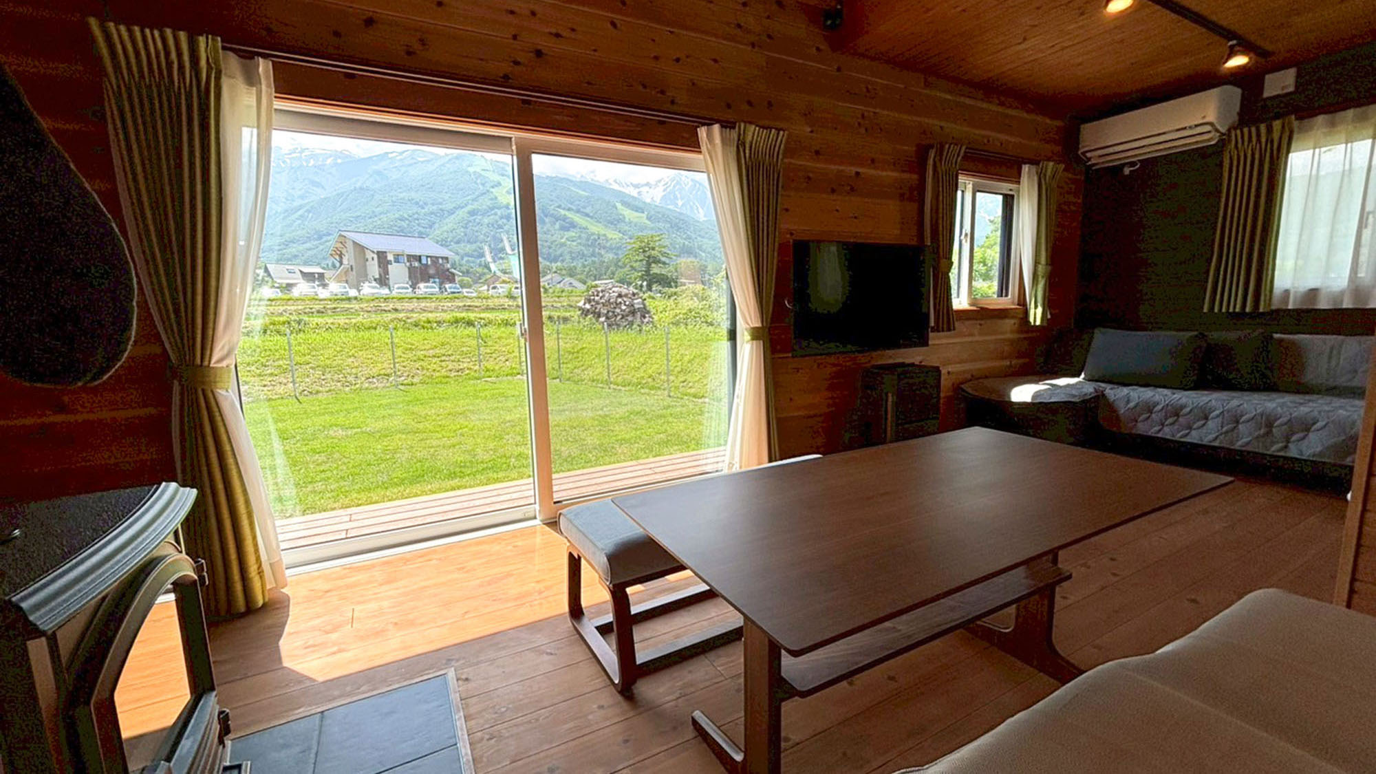 ・【リビング】窓からは雄大な山々。走り回るワンちゃんを眺めながらのんびりお過ごしいただけます