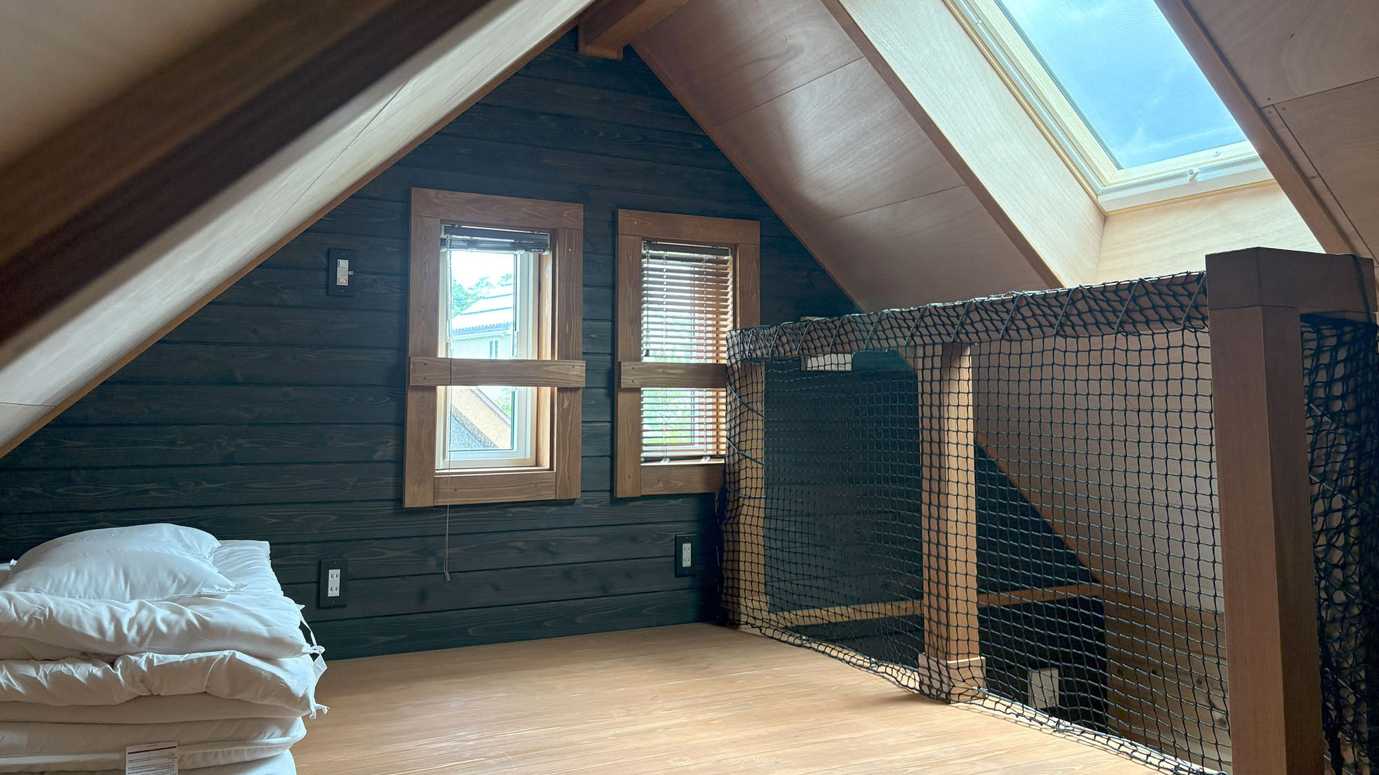 ・【2階】4名様からは布団を敷いてお休みいただけます。天窓から星空を眺めながら気づけば夢の中へ