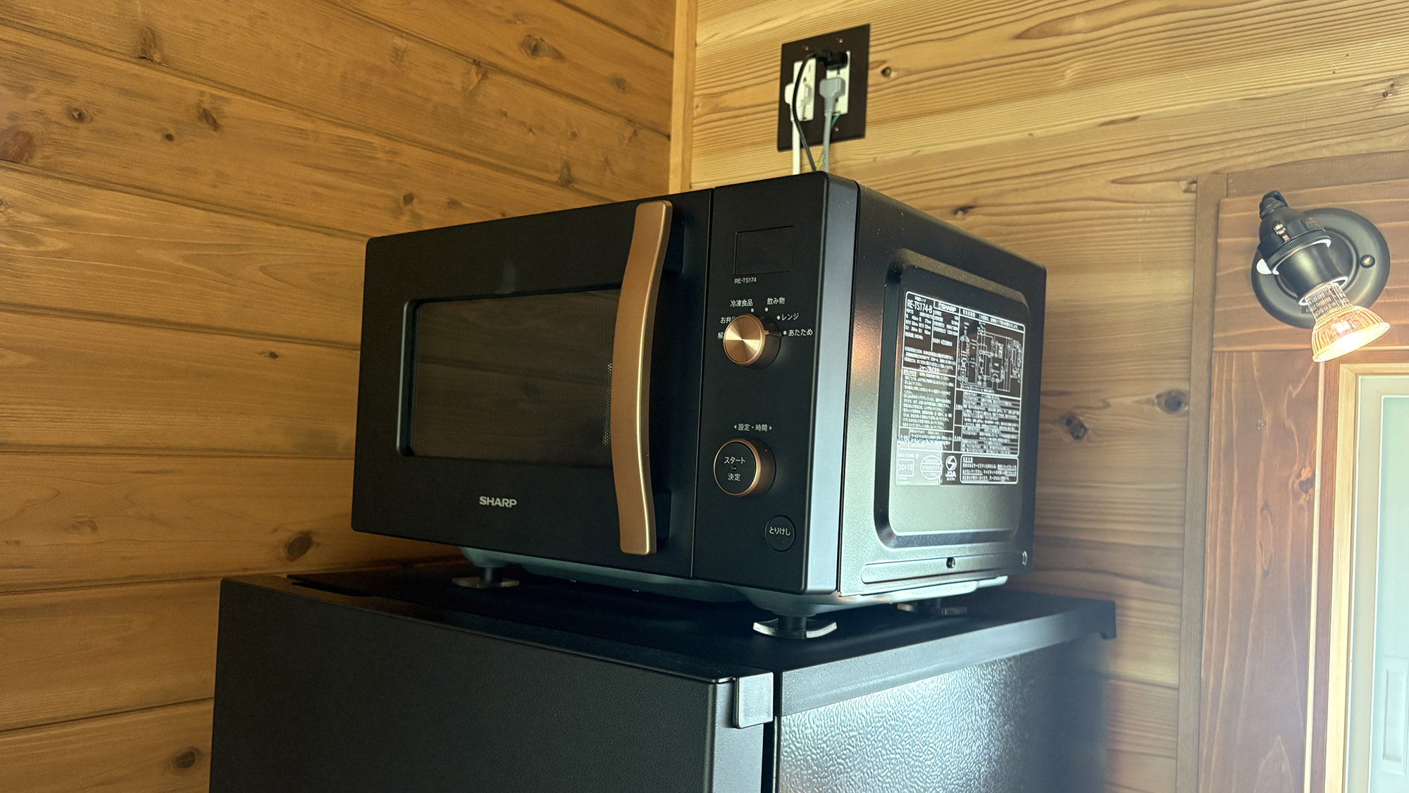 ・【キッチン】使いやすい電子レンジを完備。いつでも温かいお食事をいただけます