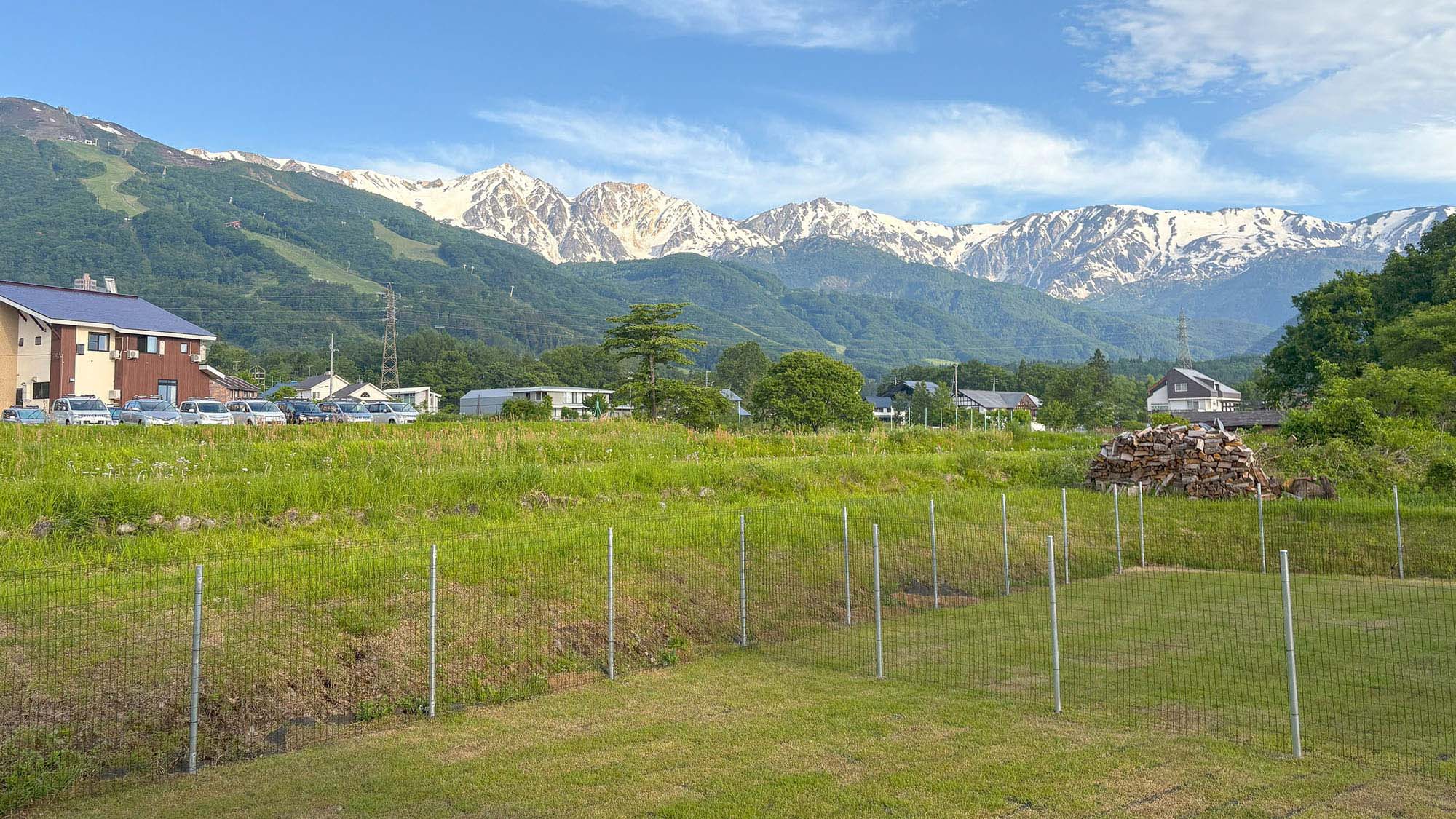 ・【景色】雪化粧をした山頂を望める立地です。大きく伸びをして自然の空気を胸いっぱいに味わえます