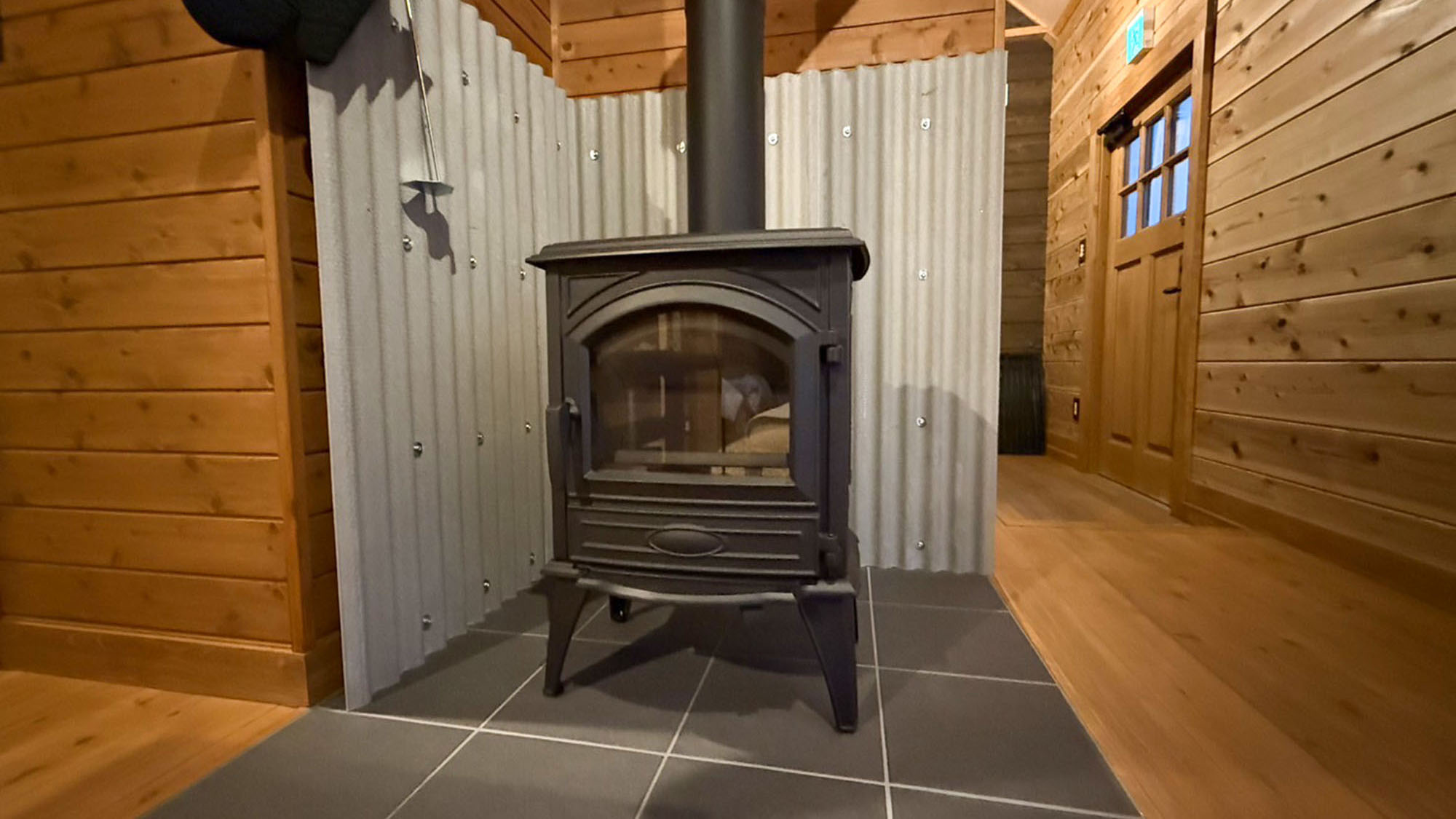 ・【薪ストーブ】火のぬくもりで心も身体もポカポカ。薪が燃える様子をじっと眺めるもの贅沢な時間です