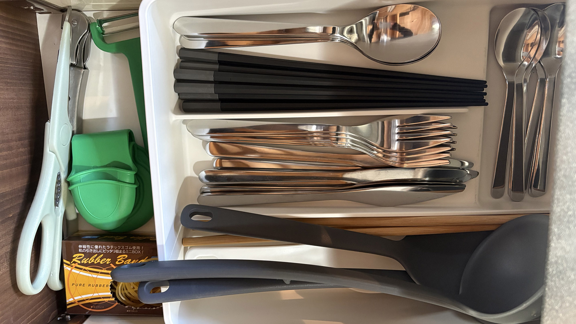 ・【キッチン】カトラリーを完備。ピーラーやキッチンバサミもあって調理にとても便利です