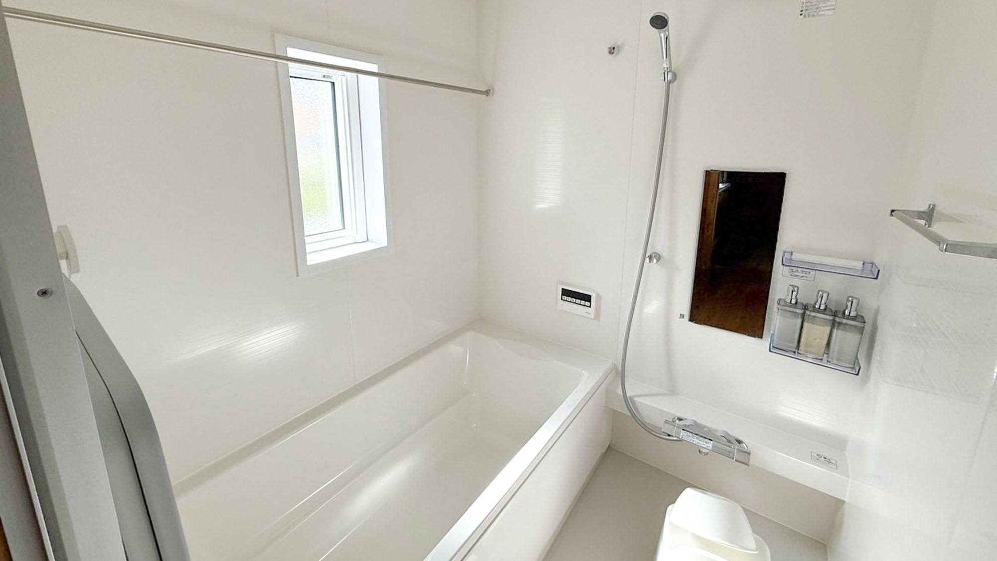 ・【バスルーム】白を基調とした広々バスルーム。バスアメニティも完備で荷物が軽減できます