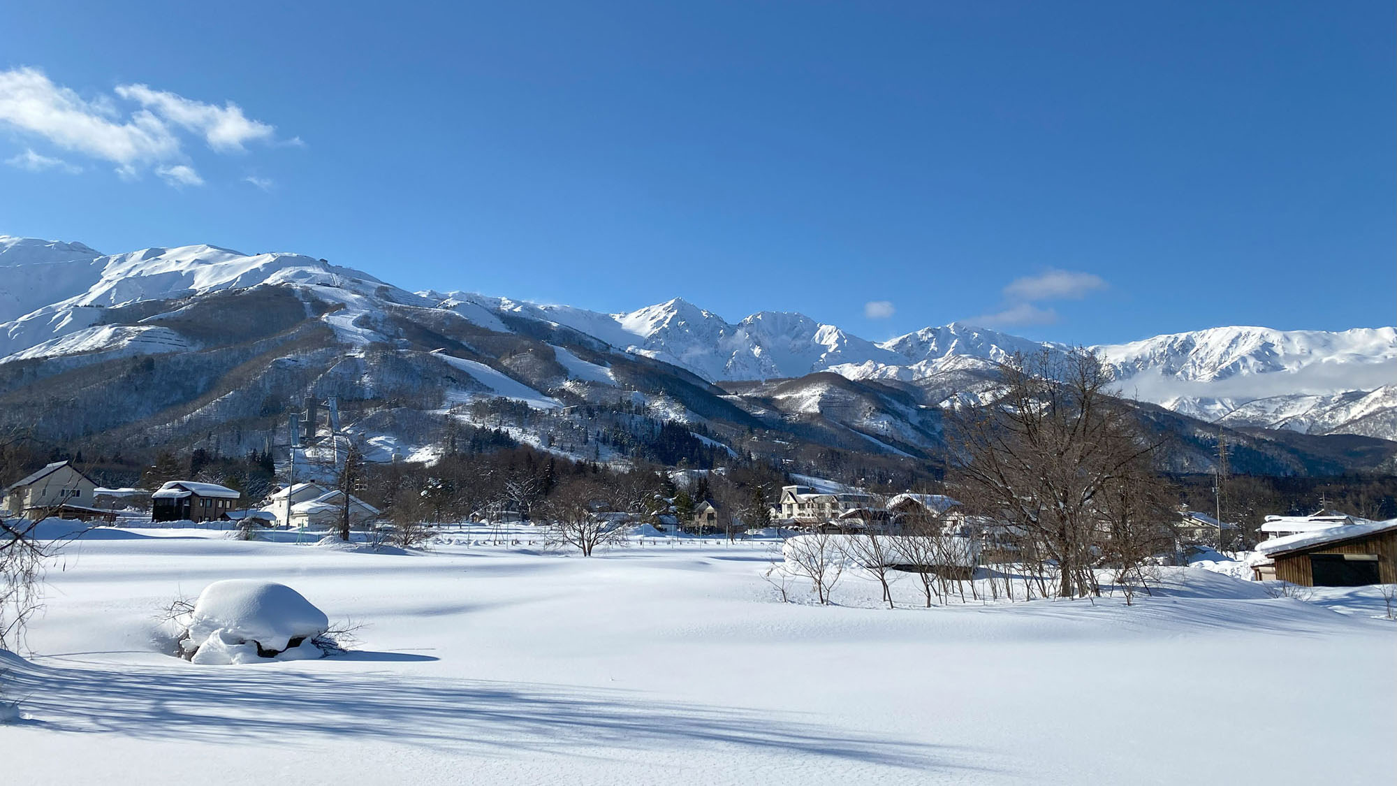・【景色】朝起きたら誰も踏みしめていない雪道をお散歩。さらさらのパウダースノーが心地いいです