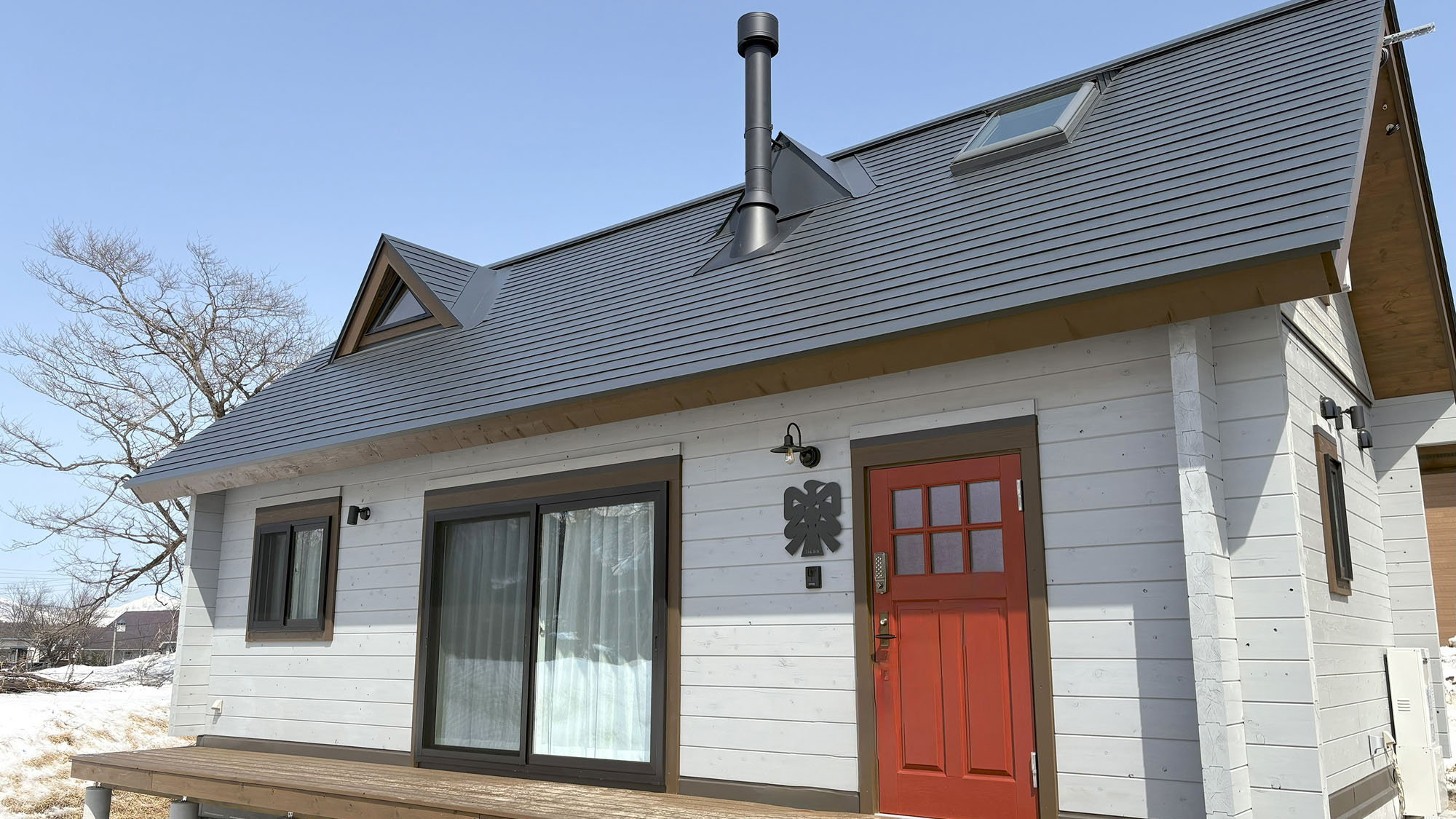 ・【コテージ2：外観】大好きな家族や友人だけでなくペットとも過ごせる長野白馬村のコテージ