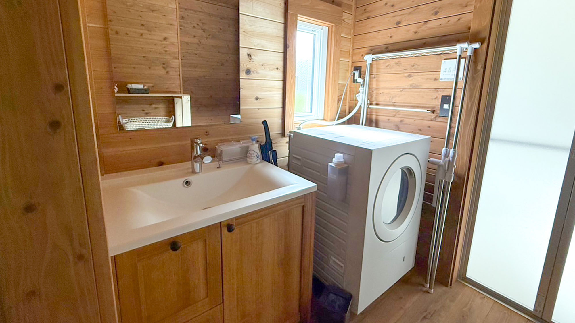 ・【洗面所】大きな鏡の洗面台。隣には乾燥機付き洗濯機もあって連泊利用でも安心して滞在していただけます