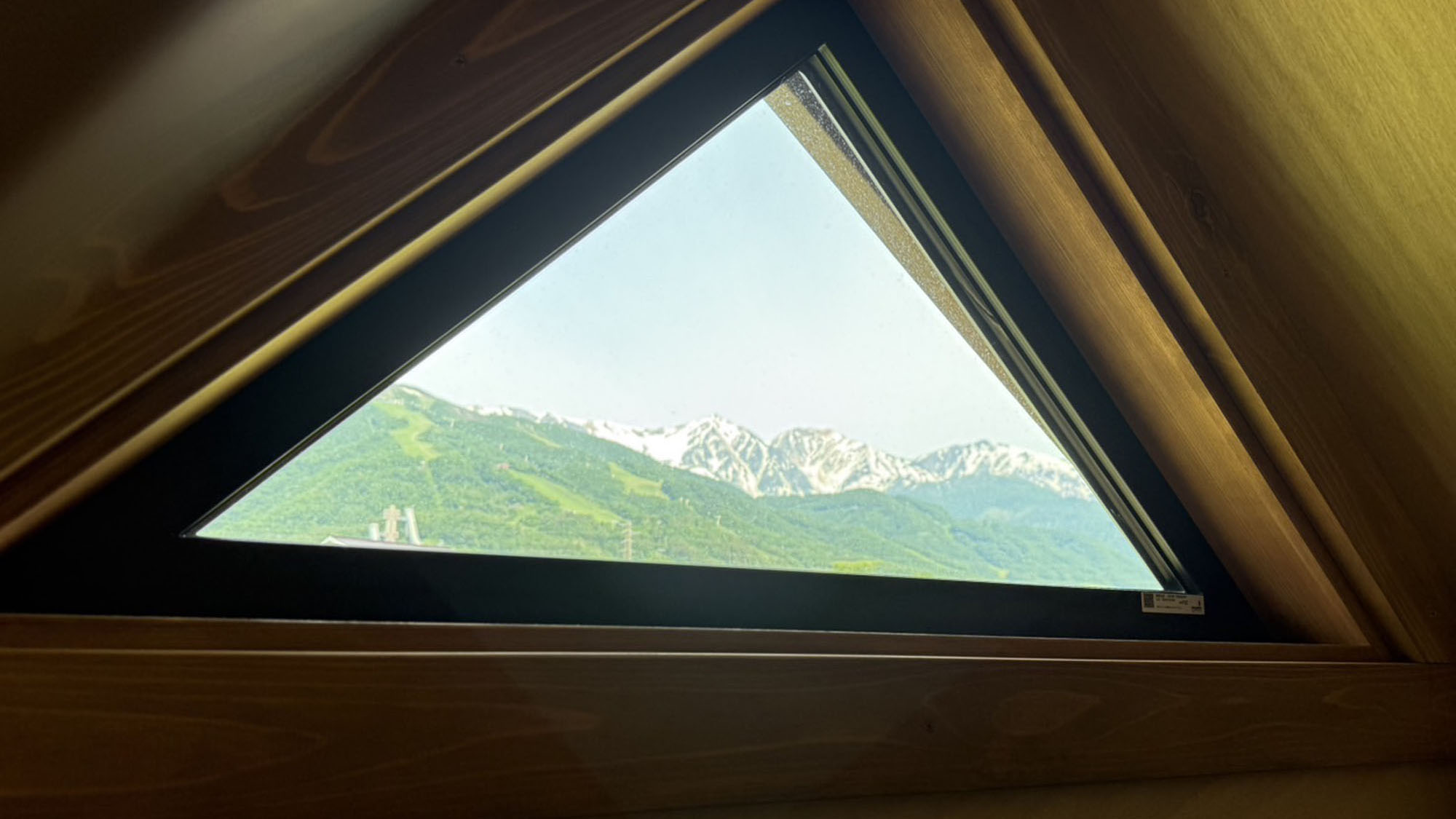 ・【2階】窓からは白馬の山々を堪能。季節によっていろんな顔を見せる大自然をお楽しみください