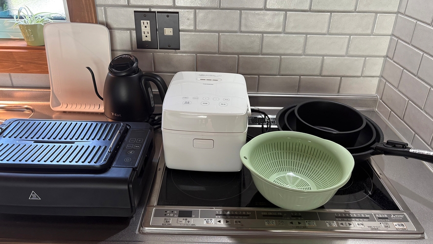 ・【キッチン】様々な調理器具がございます。お米を持ち寄っておいしいごはんも炊飯可能です