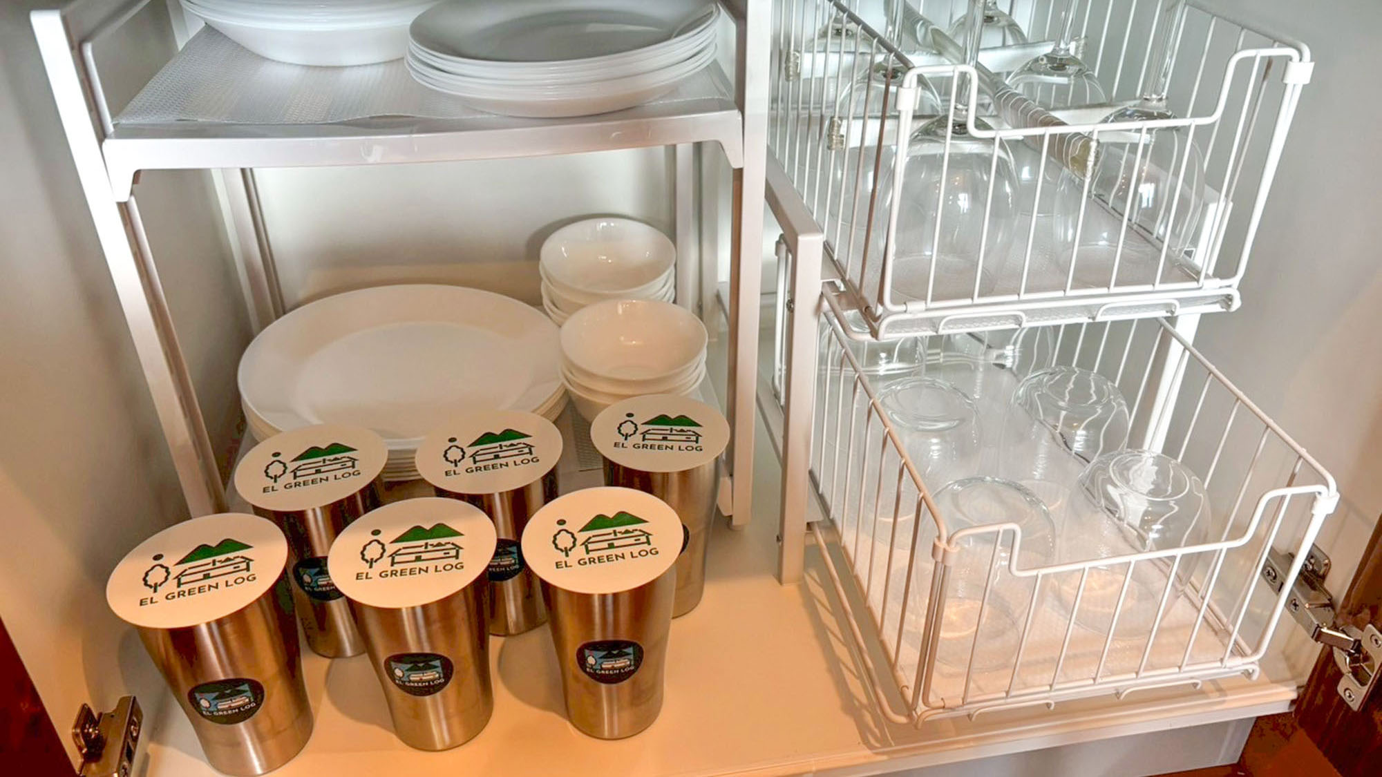 ・【食器】真っ白なお皿やグラスを完備。調理したお料理や持ち寄ったお酒にお使いください