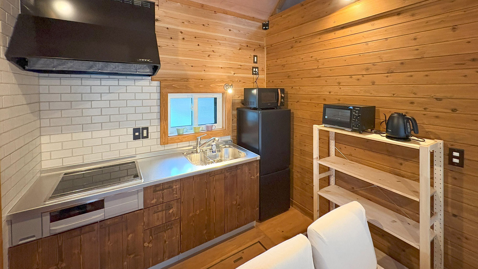 ・【キッチン】使いやすいシステムキッチン。調理器具や調理家電もまとまっているのでとても便利です