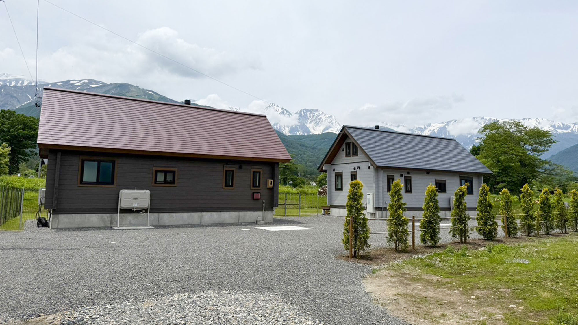 ・【外観】ご宿泊のコテージが2棟ございます。白馬の緑に包まれ心ほどけるひとときをお過ごしください