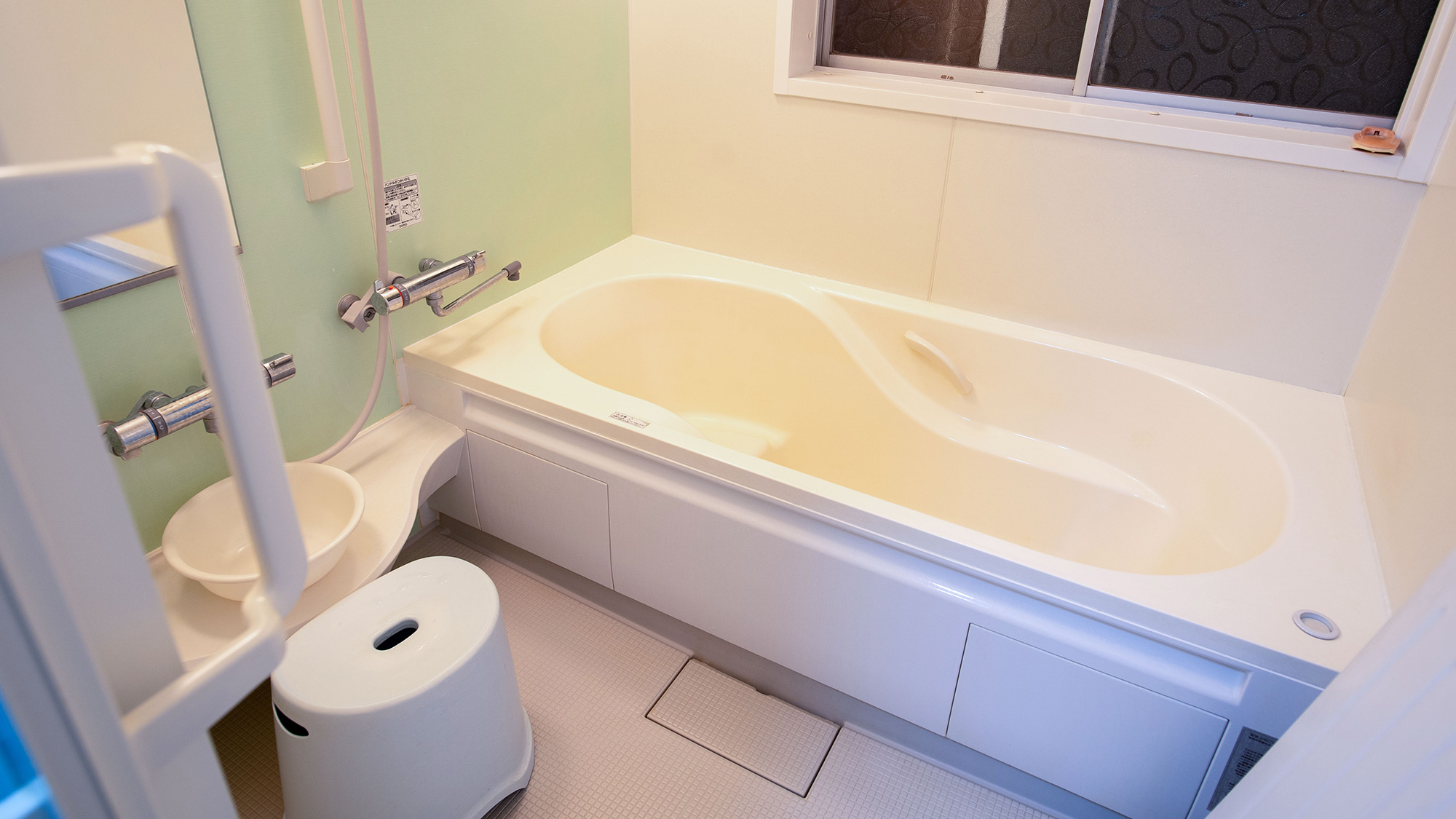 ・【1階バスルーム】男女各1カ所になります。入浴時間は15時～21時です