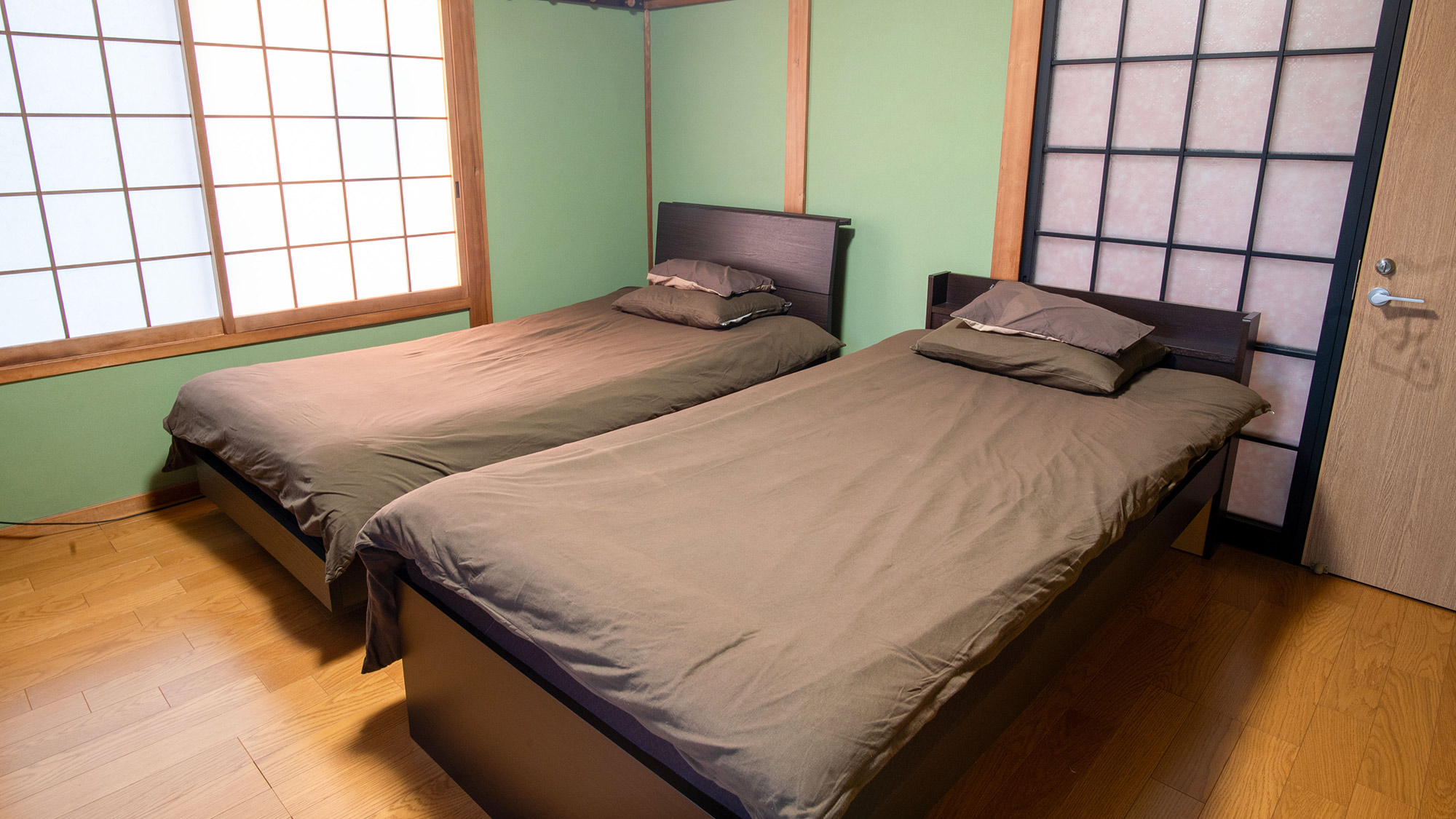 ・【2名用客室‐洋室-】フローリングのお部屋にシングルベッド2台を設置