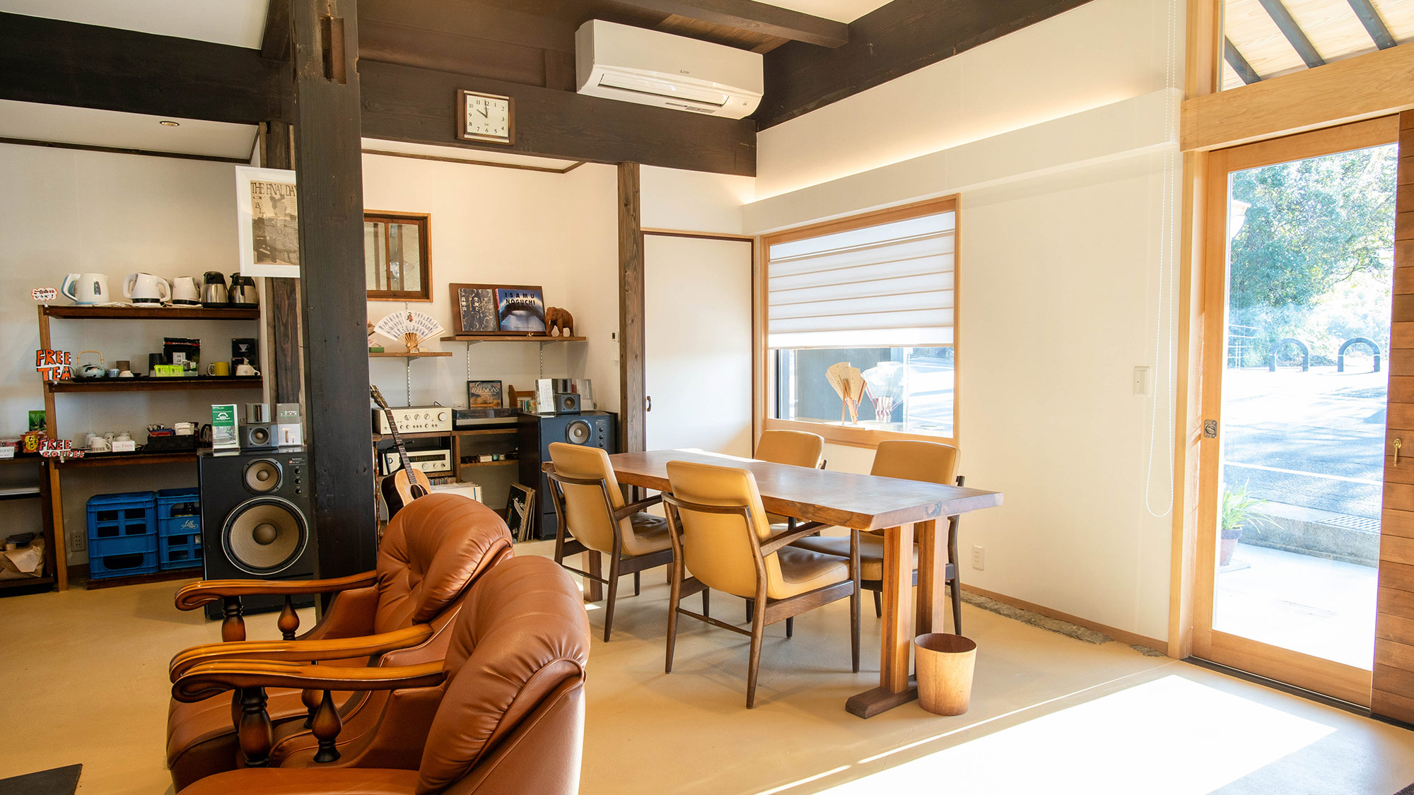 ・【1階共有スペース】レコードプレーヤー等、本格的な音響システムを備えています